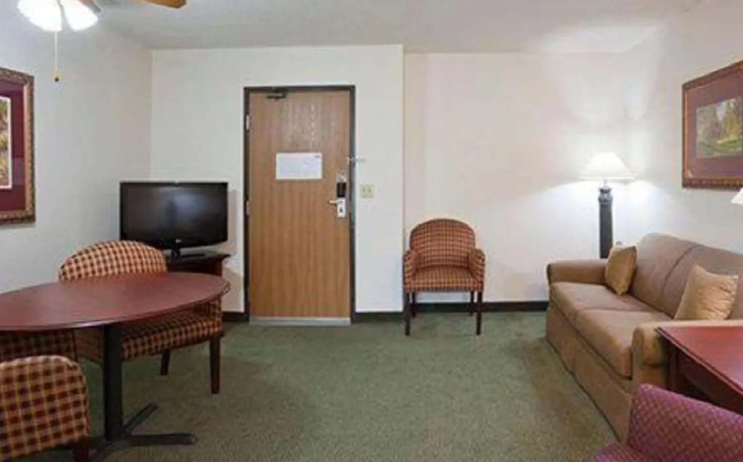 Living room in Blue Way Inn Eagan Extended Stay