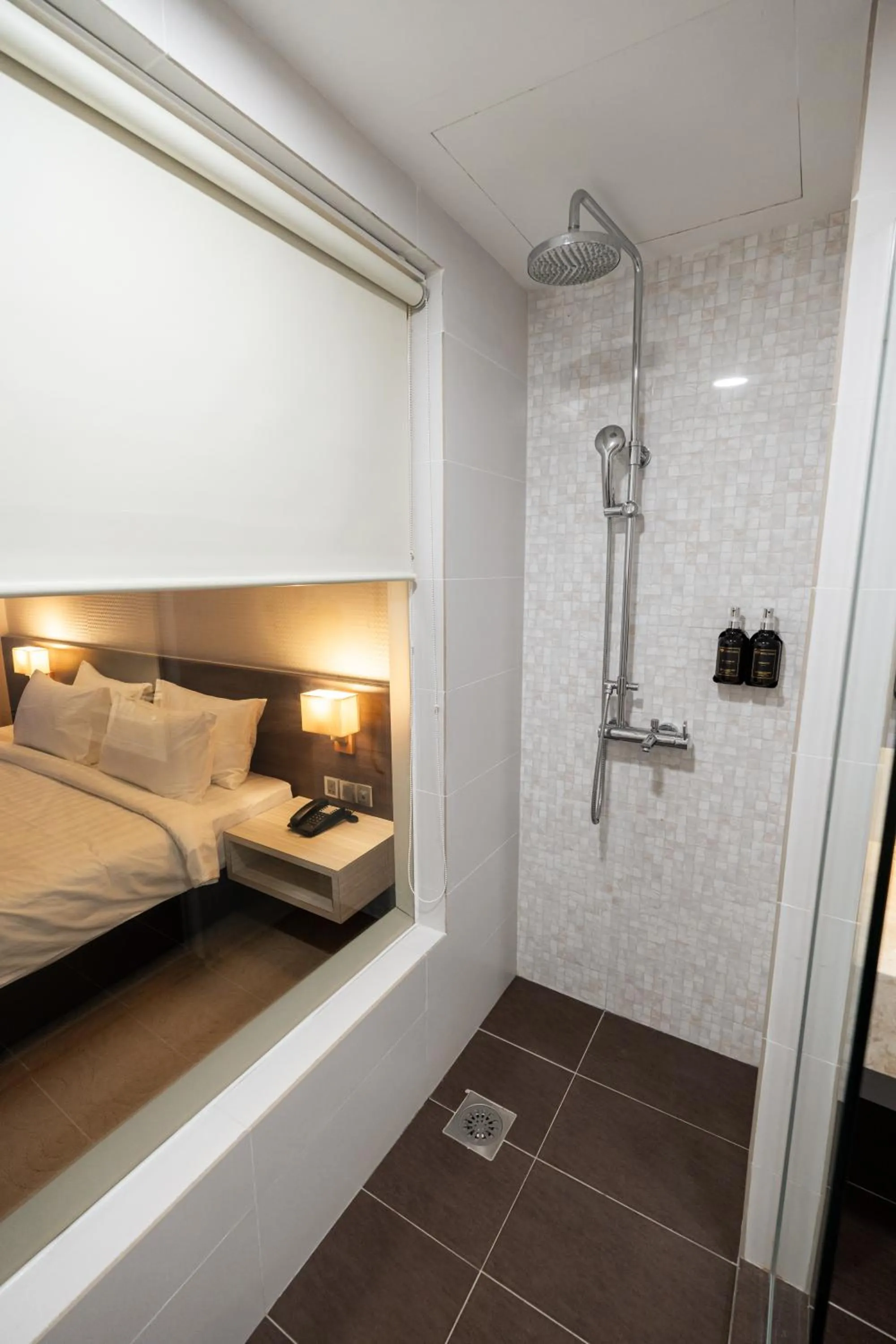 Shower, Bed in Hotel Tamara Melaka