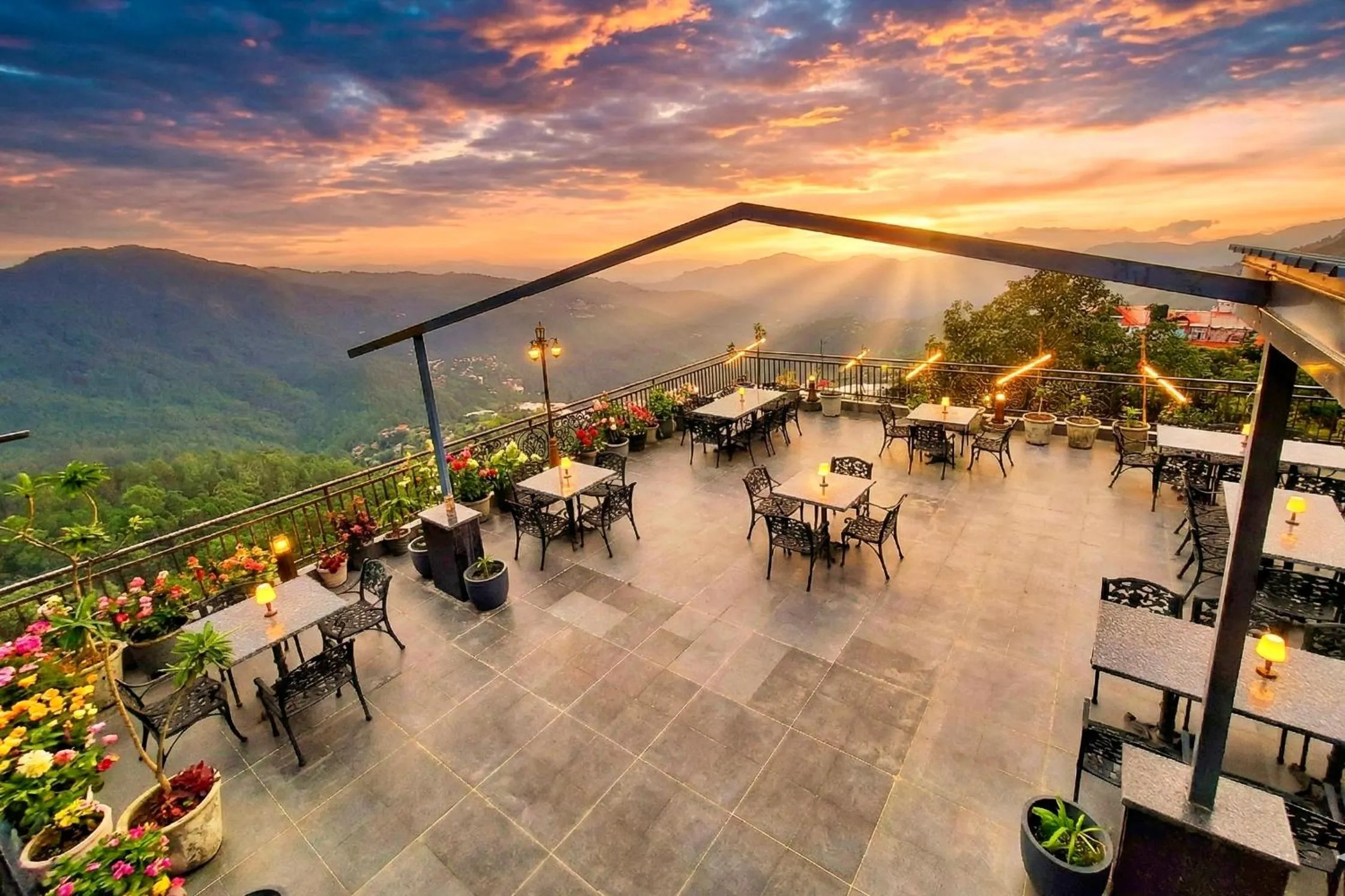 Restaurant/places to eat in Hotel Chail Residency