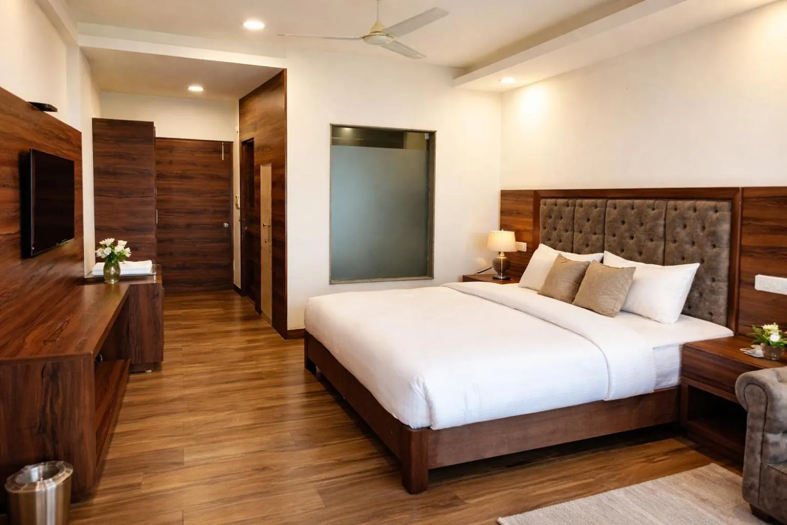 Bed in Hotel Chail Residency