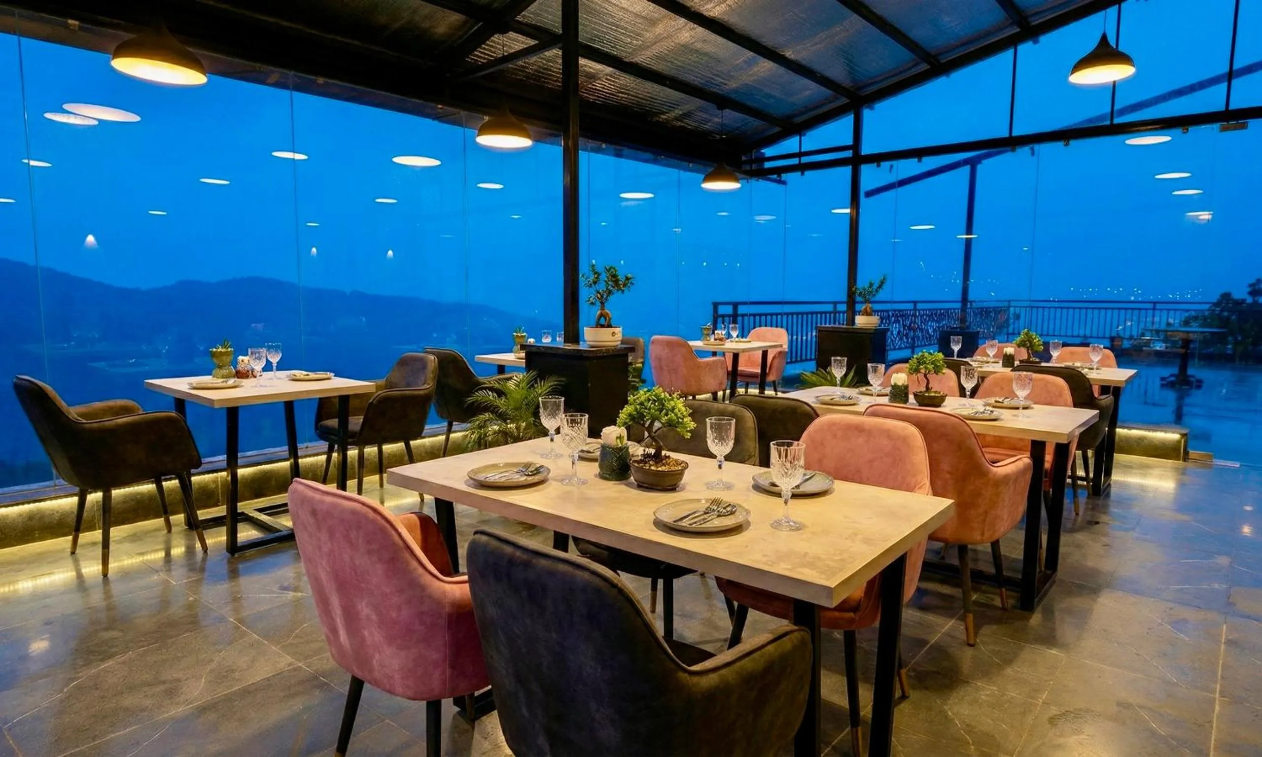 Restaurant/places to eat in Hotel Chail Residency