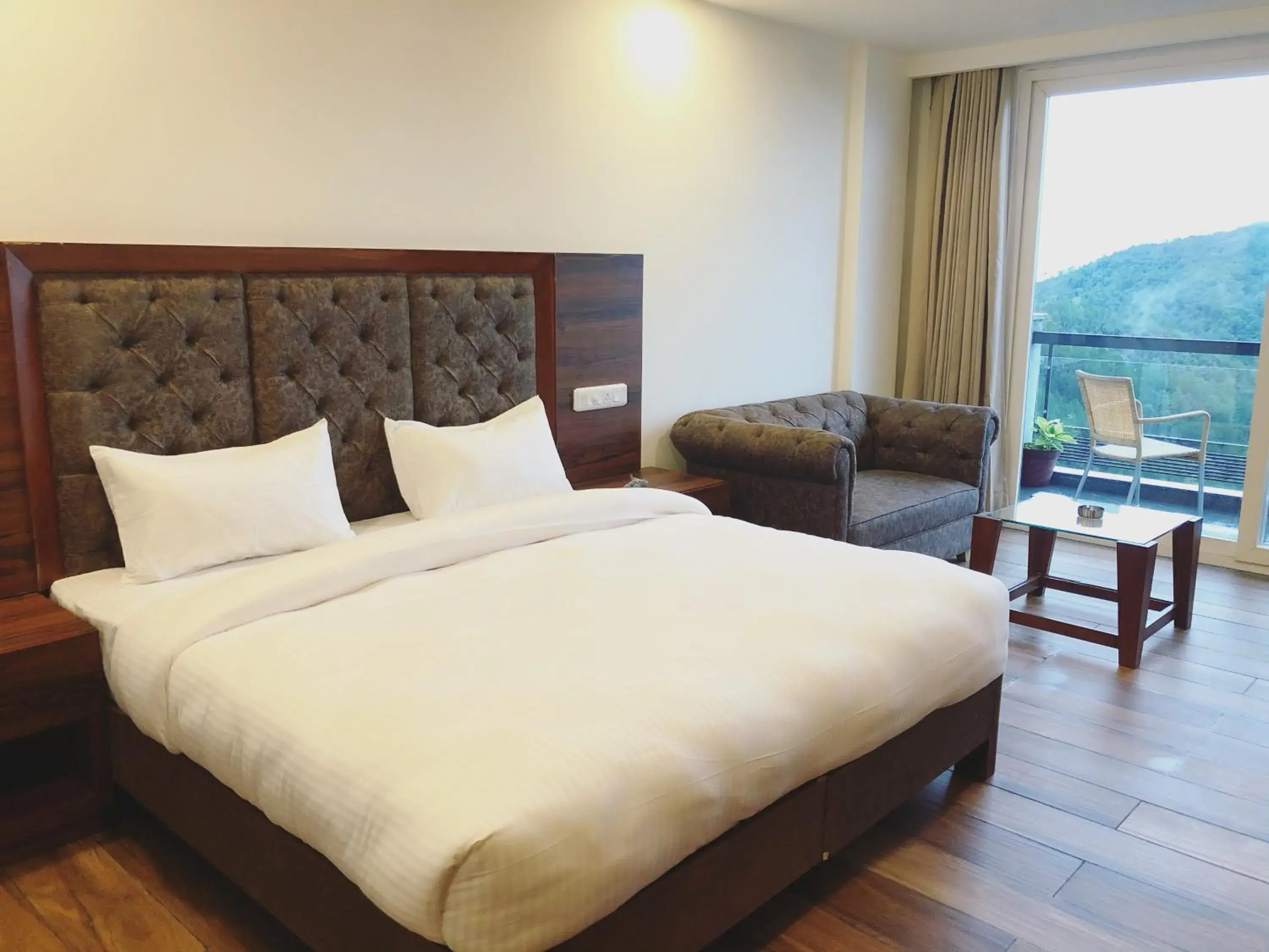 King Room with Balcony in Hotel Chail Residency King Room with Balcony in Hotel Chail Residency