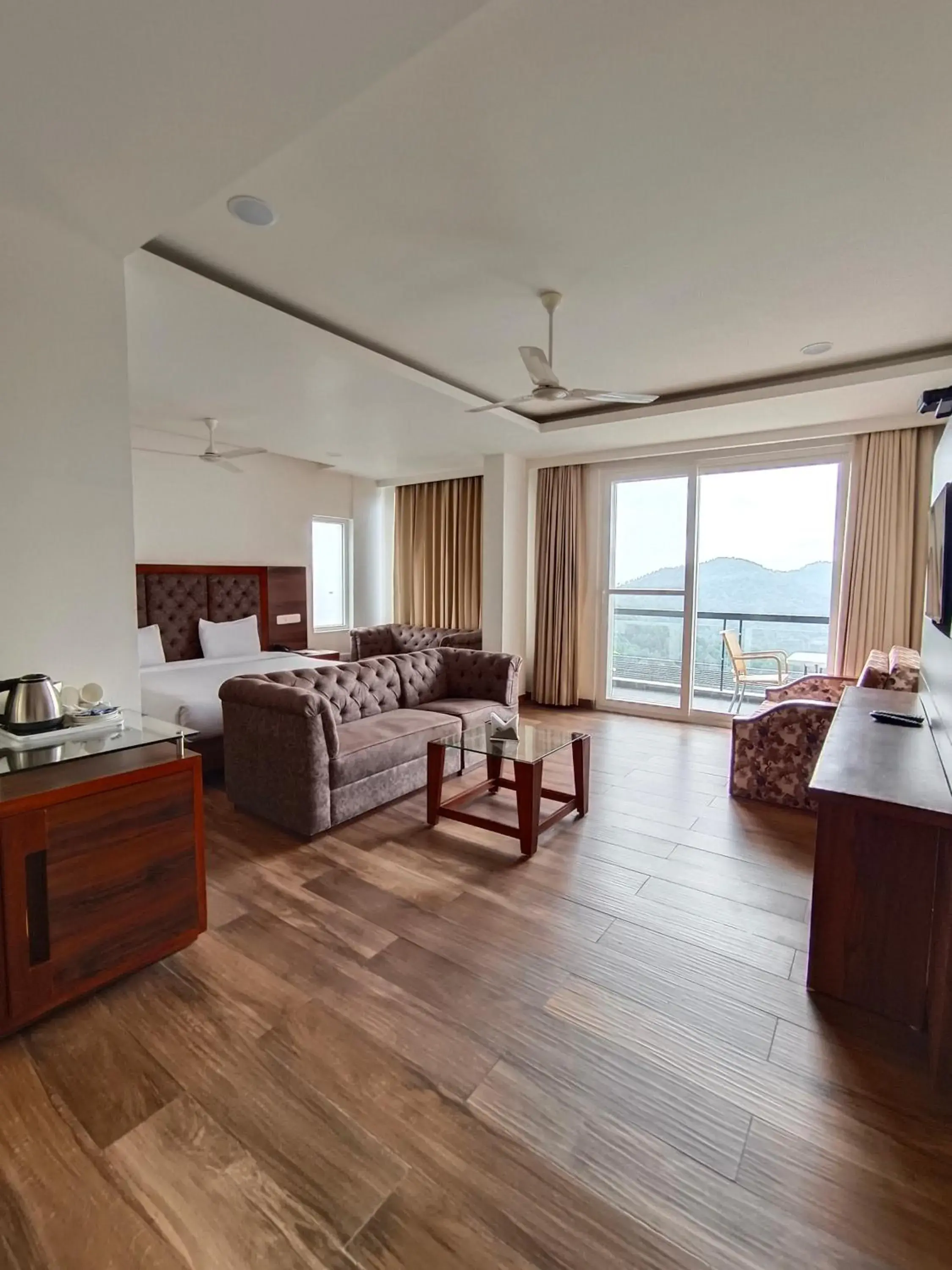 Suite with Balcony in Hotel Chail Residency Suite with Balcony in Hotel Chail Residency