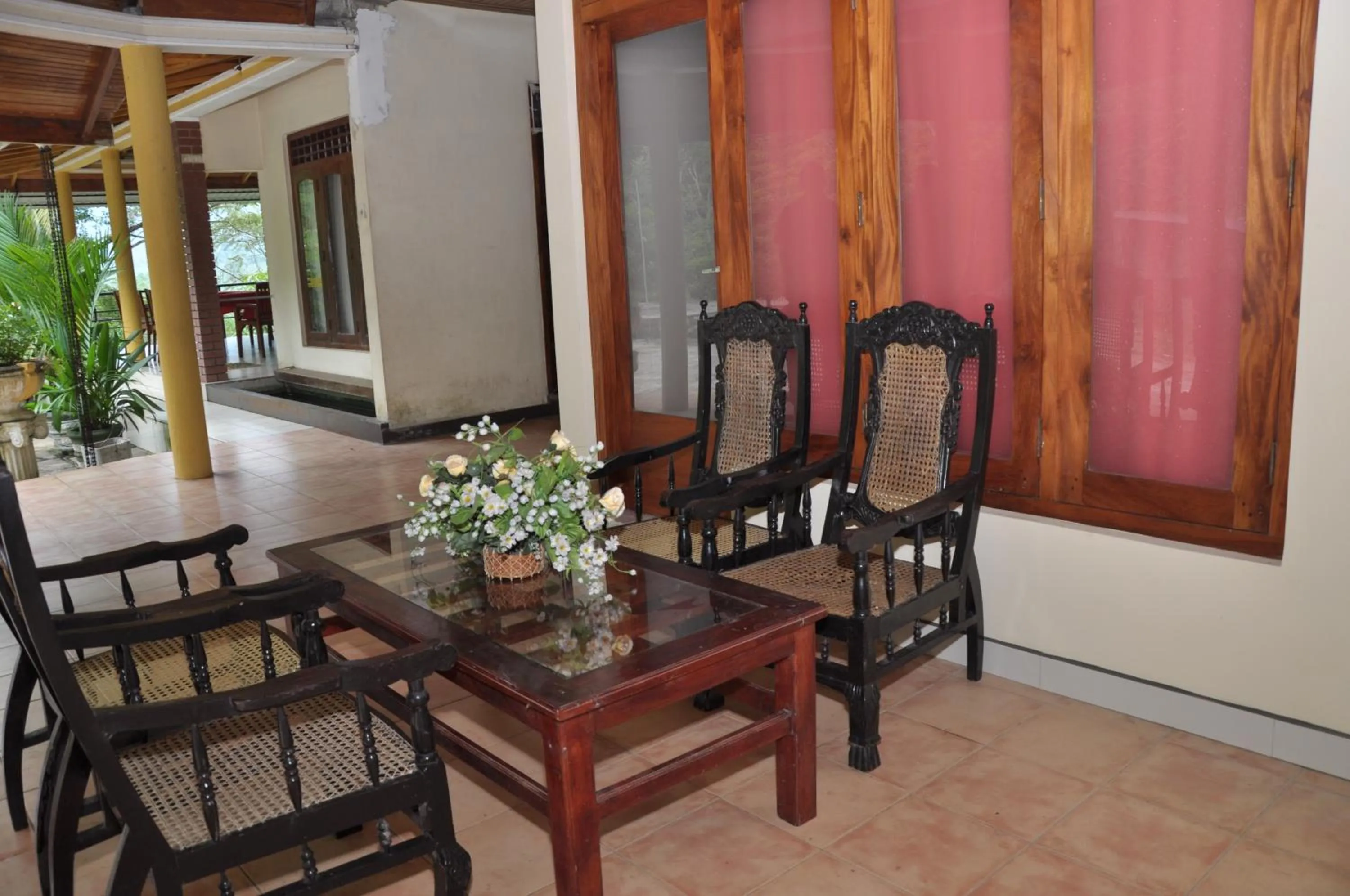 Seating area in Mount Crest Inn Deniyaya