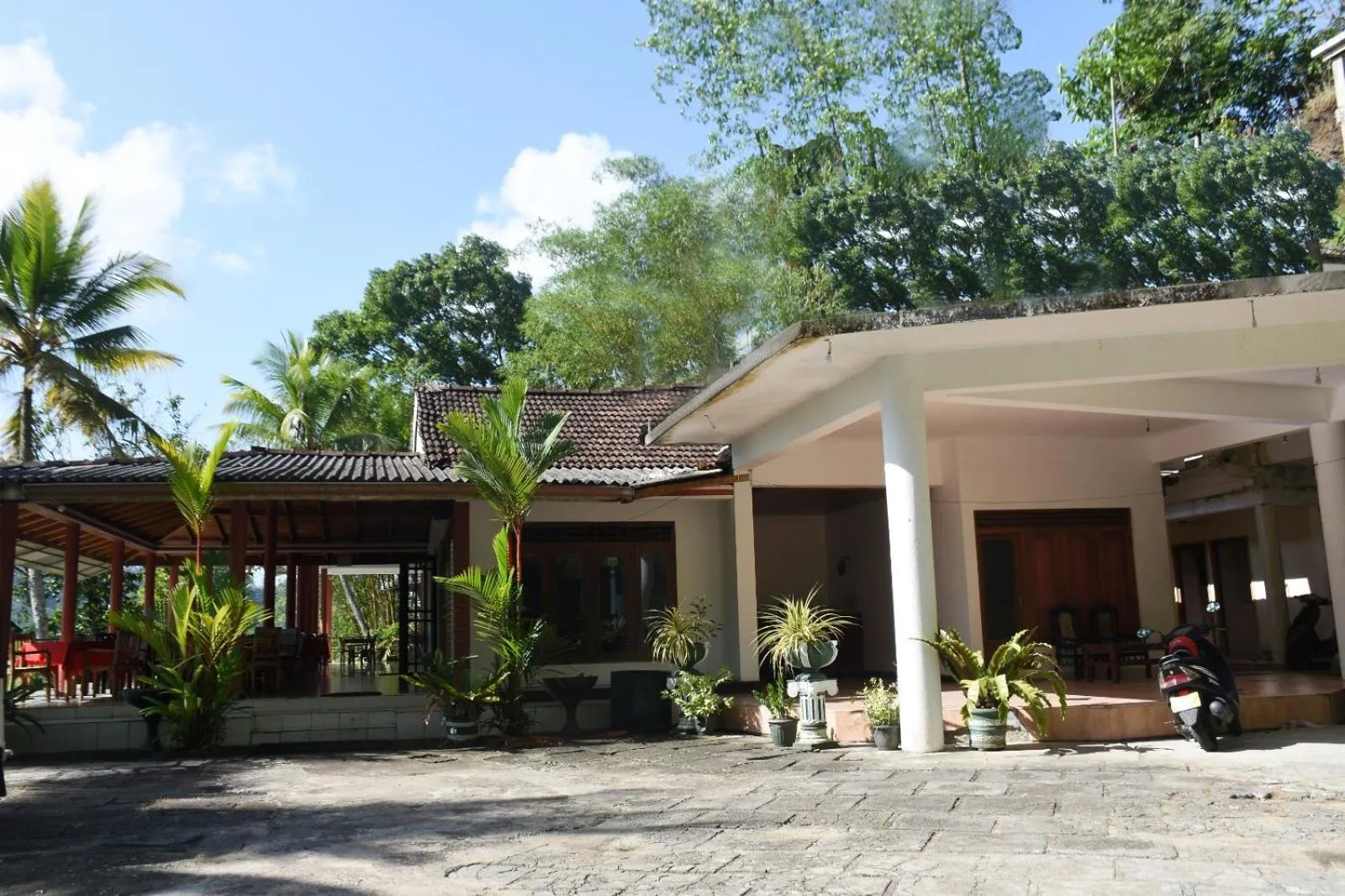 Property building in Mount Crest Inn Deniyaya