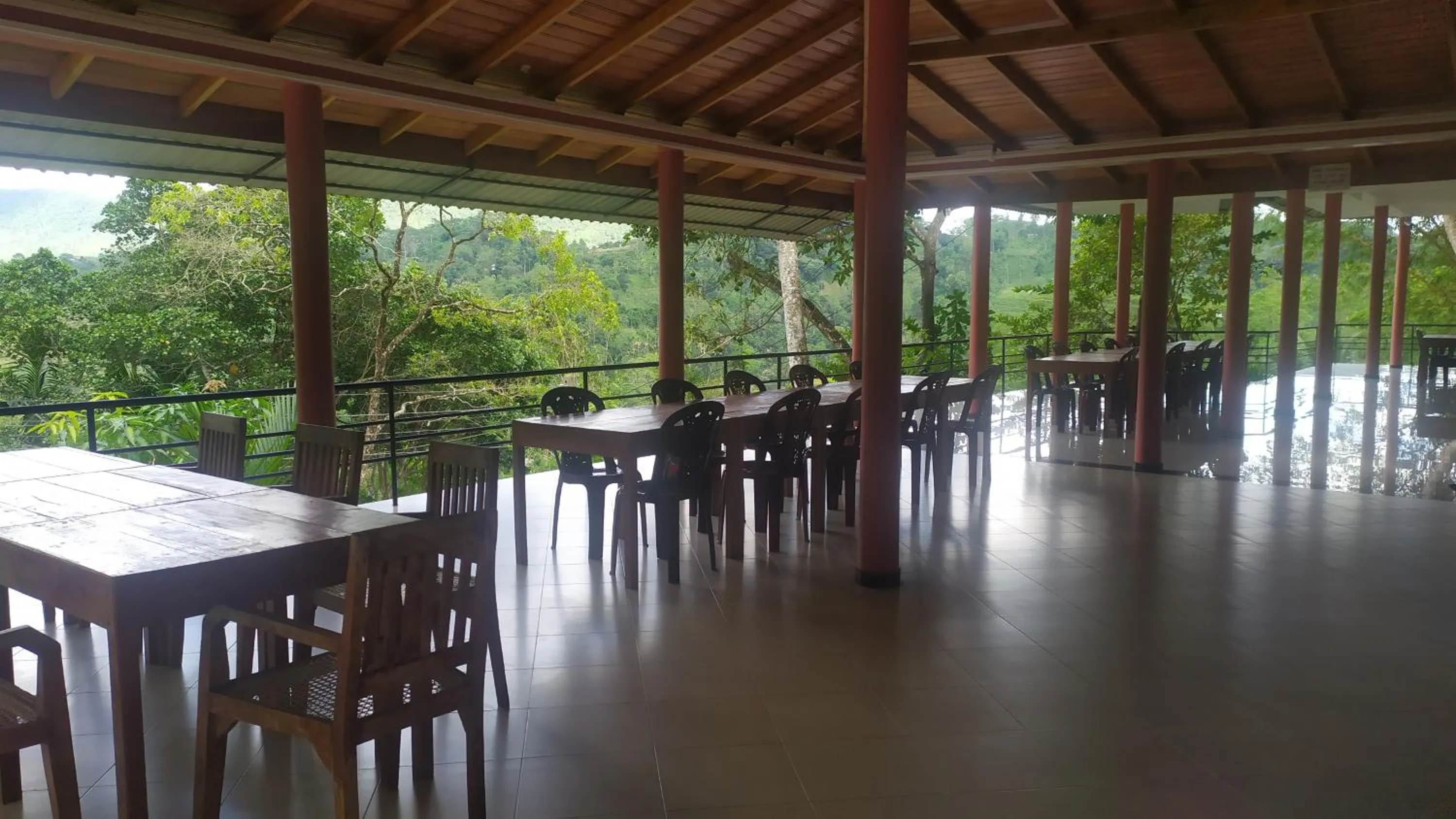 Restaurant/places to eat in Mount Crest Inn Deniyaya