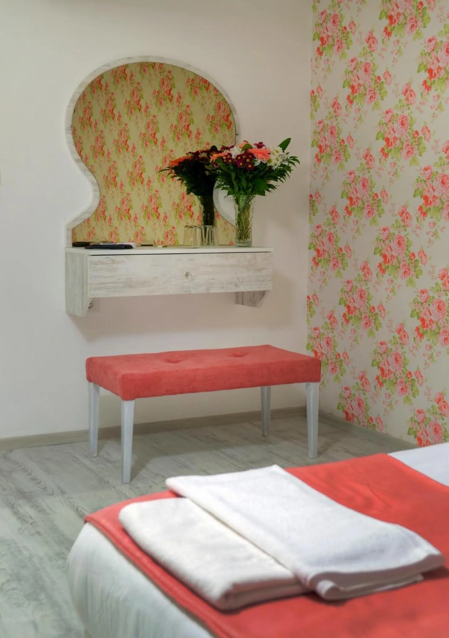 Shower, Bed in Hotel Abro Sezenler