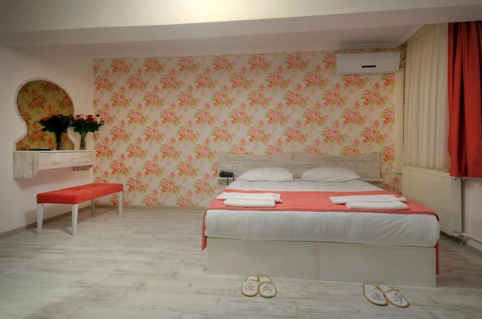 Shower, Bed in Hotel Abro Sezenler