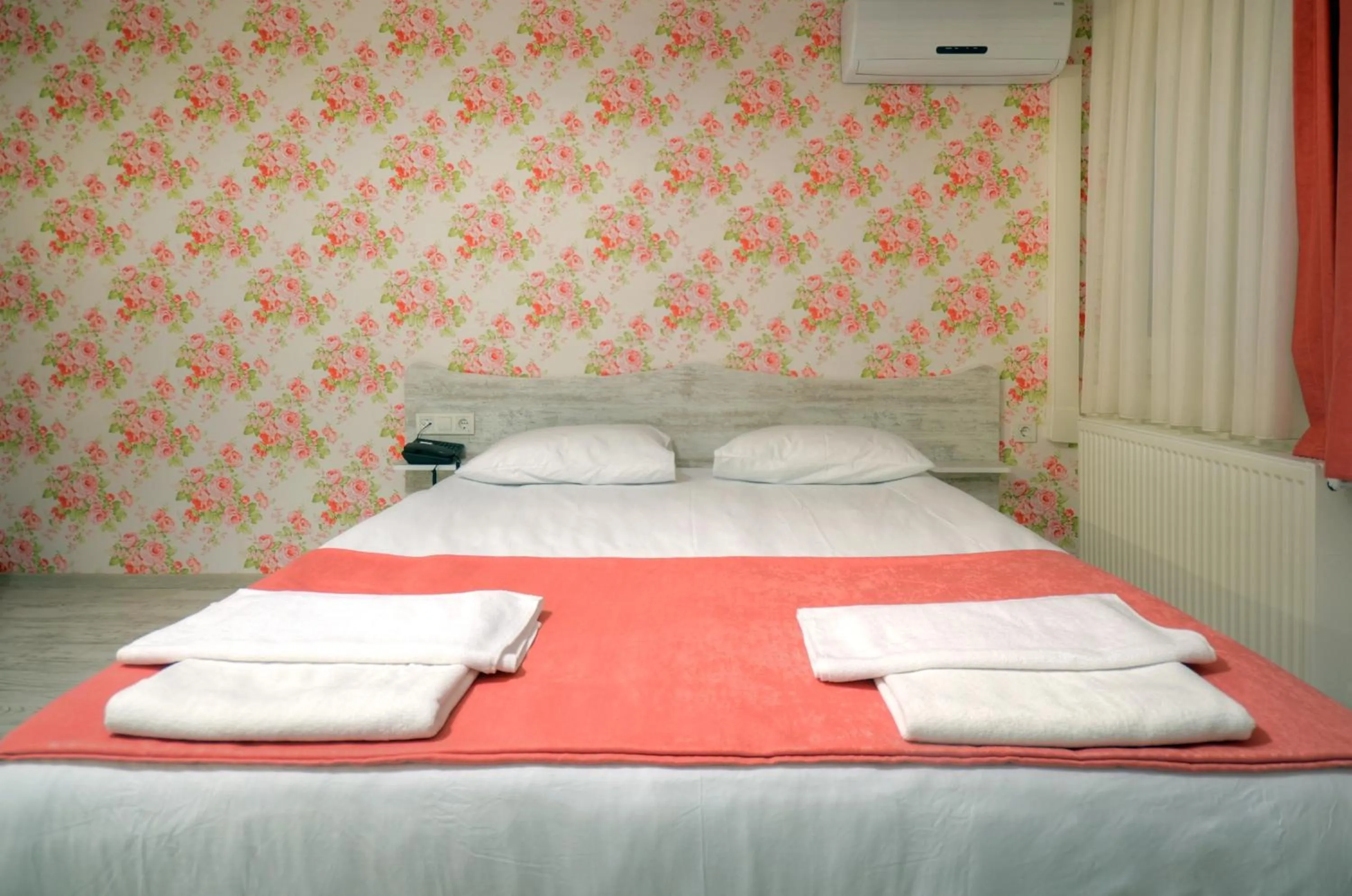 Shower, Bed in Hotel Abro Sezenler