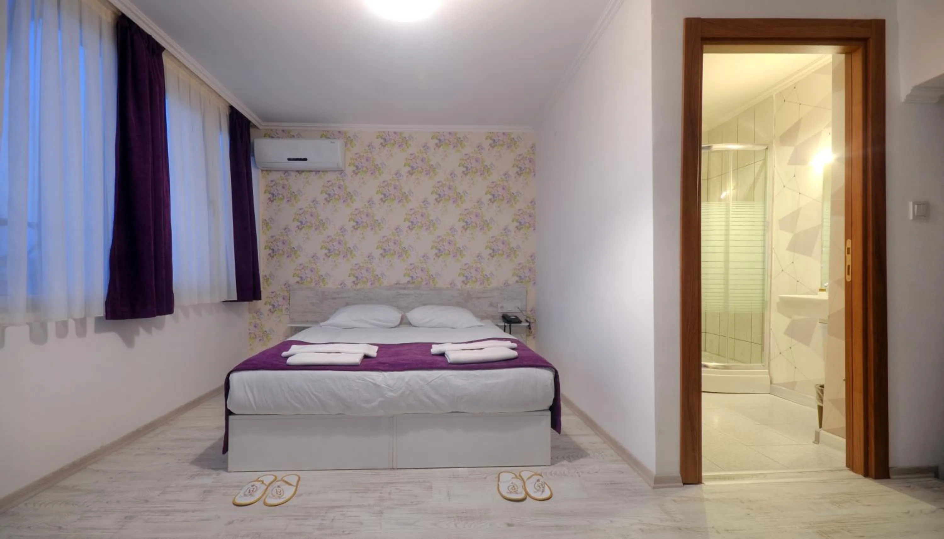 Toilet, Bed in Hotel Abro Sezenler