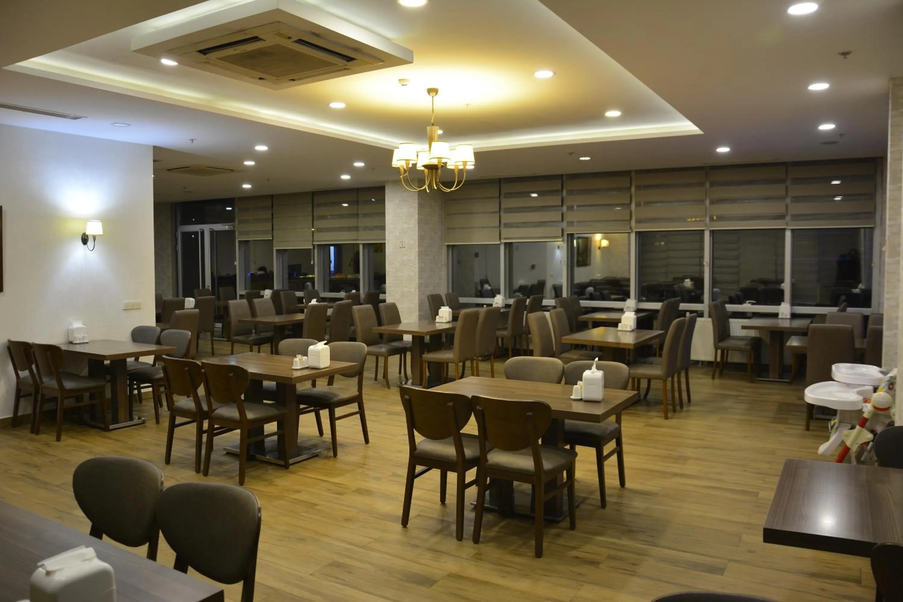 Restaurant/places to eat in Sarissa Hotel