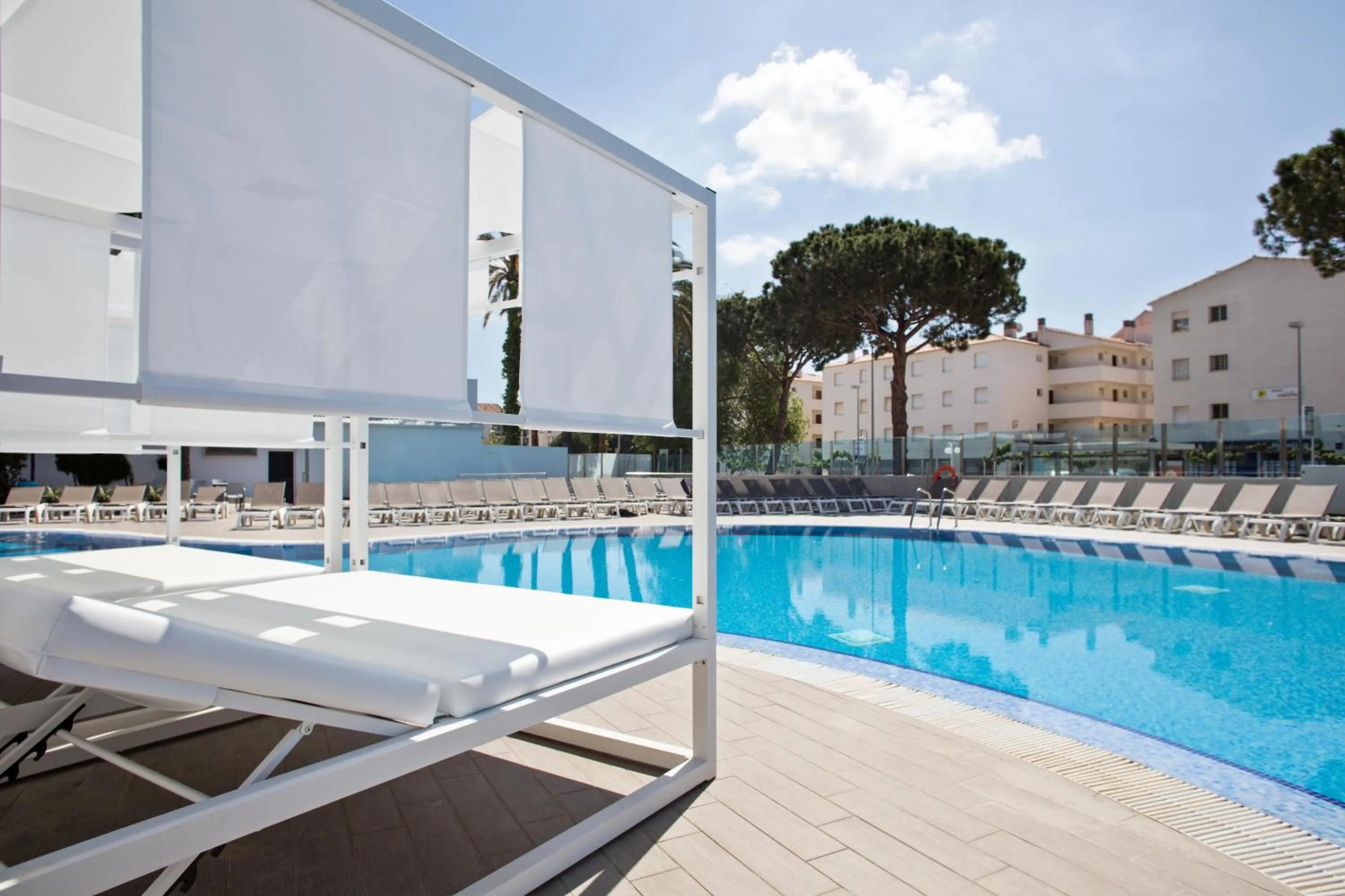 Swimming pool in Hotel Best Cambrils