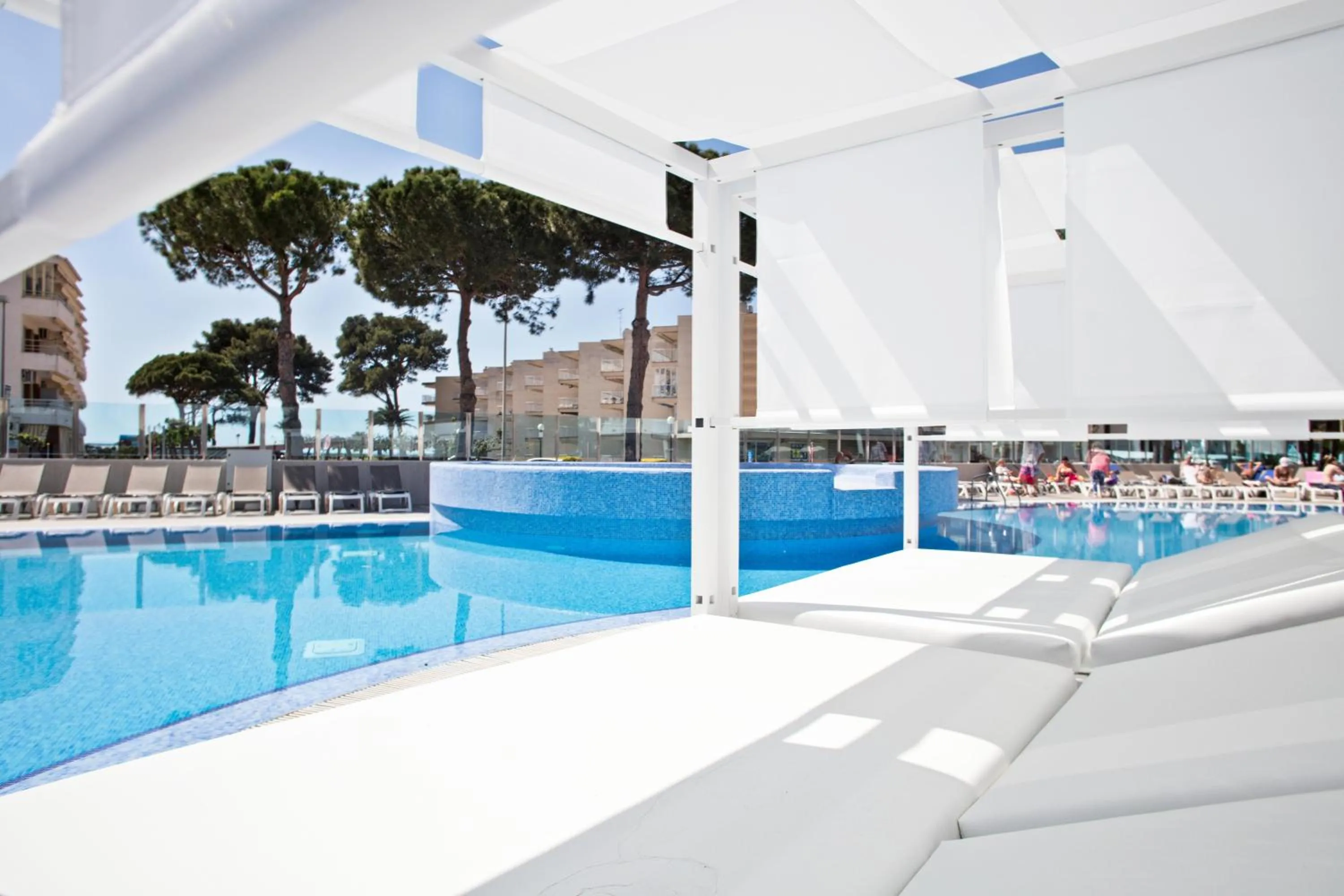 Swimming pool in Hotel Best Cambrils