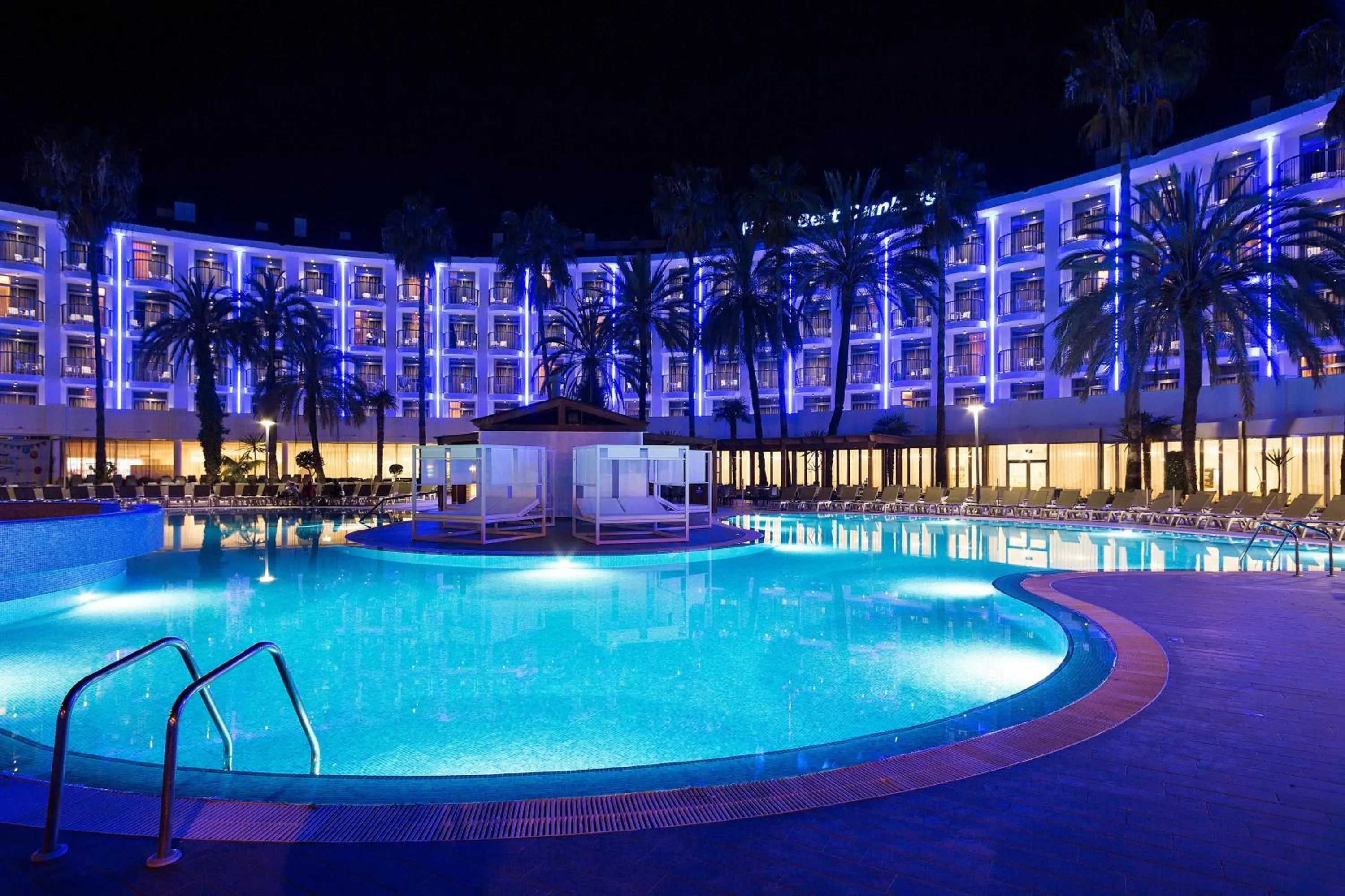 Swimming pool in Hotel Best Cambrils