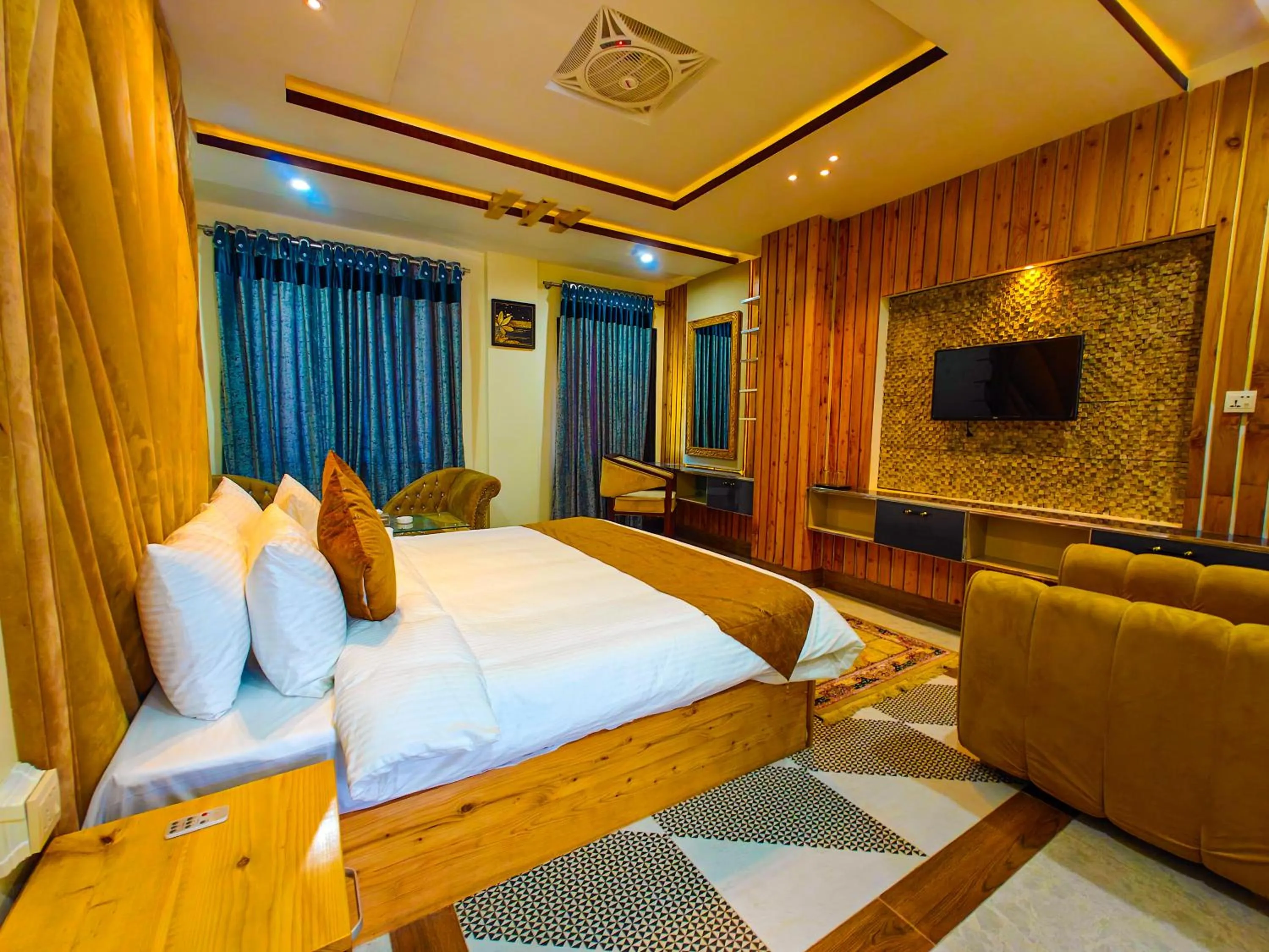 Communal lounge/ TV room, Bed in Kabirs Hotel Kalam