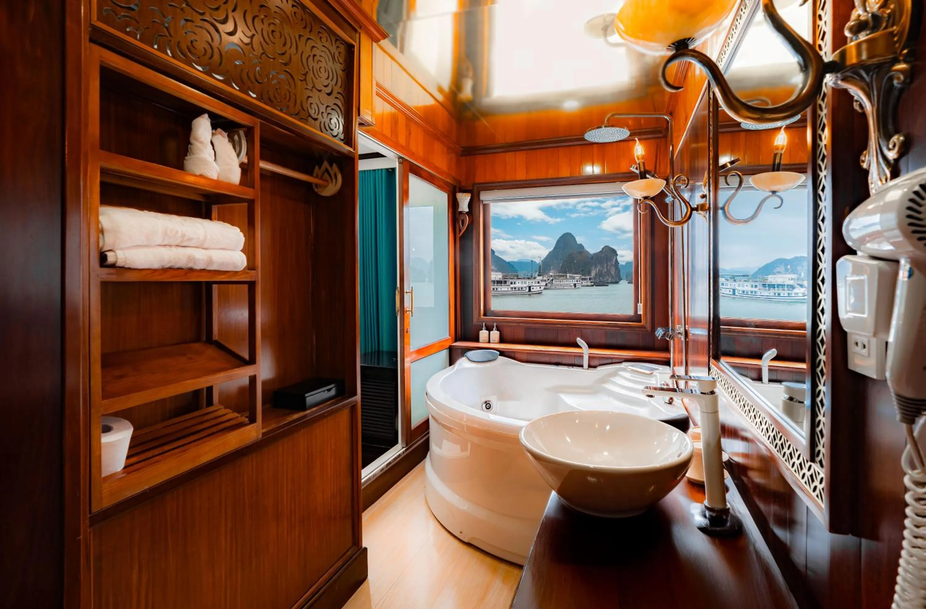 Shower in La Regina Royal Cruise