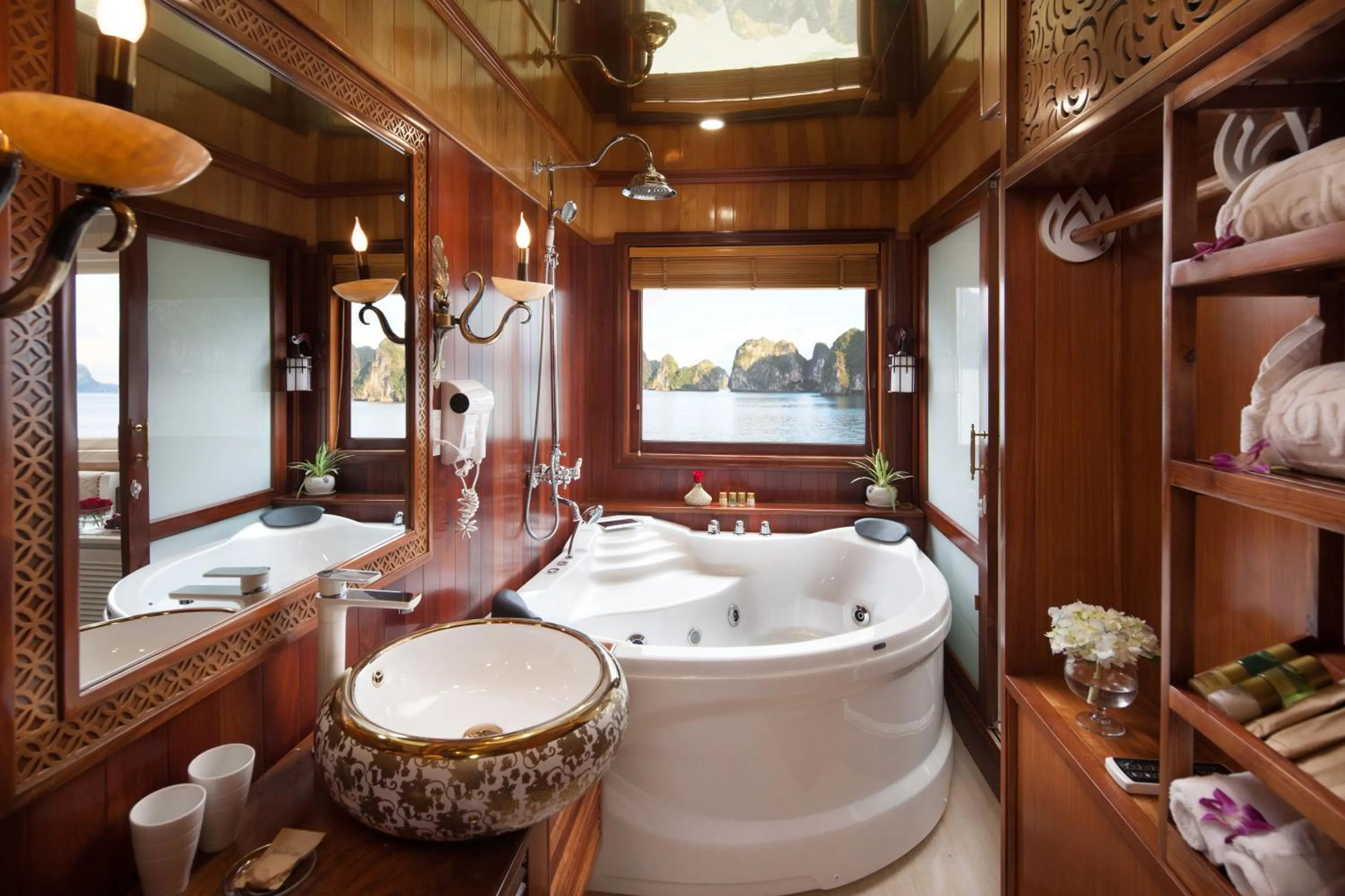 Shower in La Regina Royal Cruise