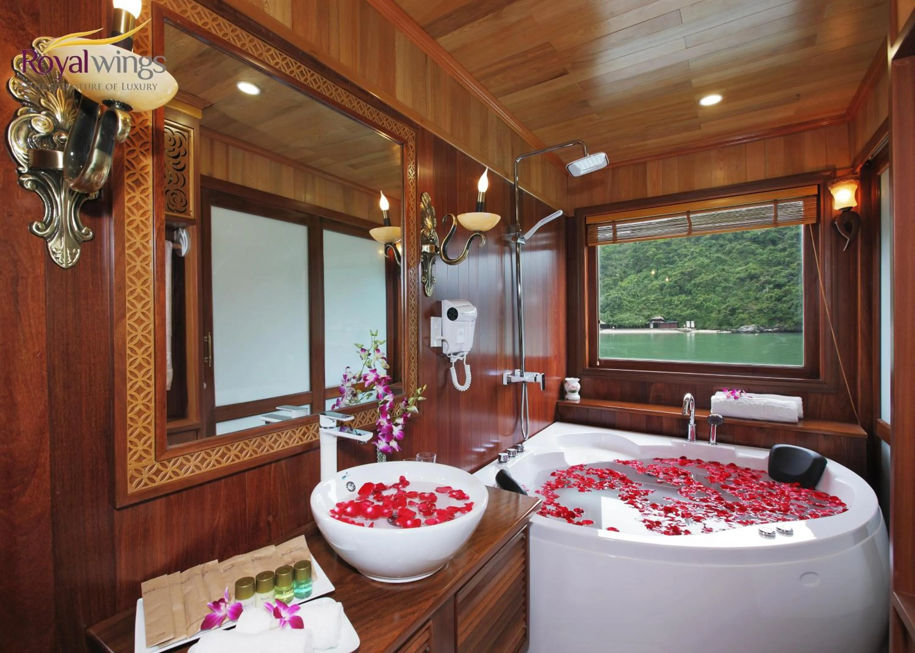 Bathroom in La Regina Royal Cruise