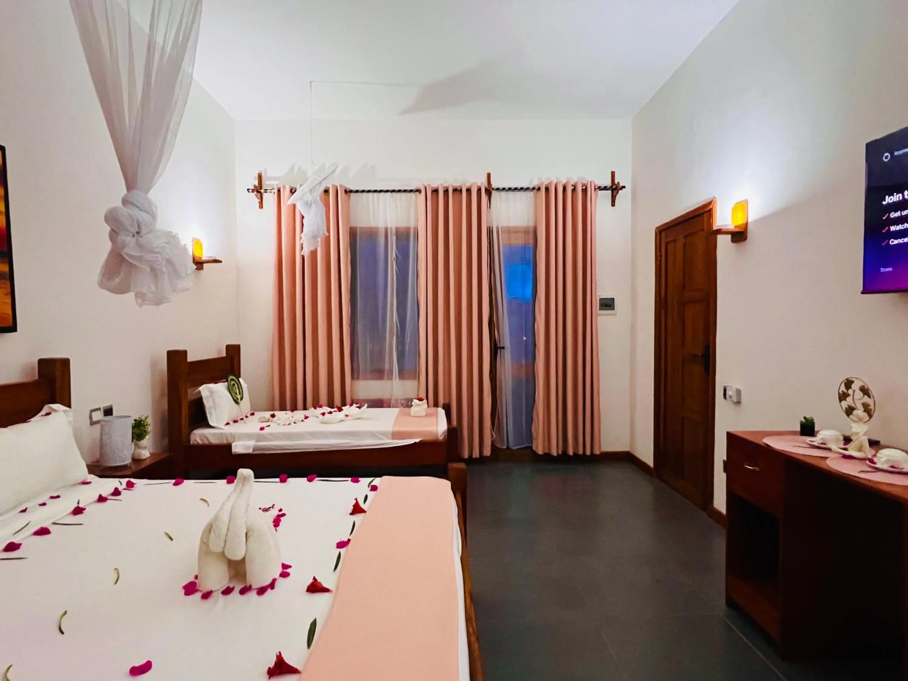 Inner courtyard view, Bed in Tropical Nungwi