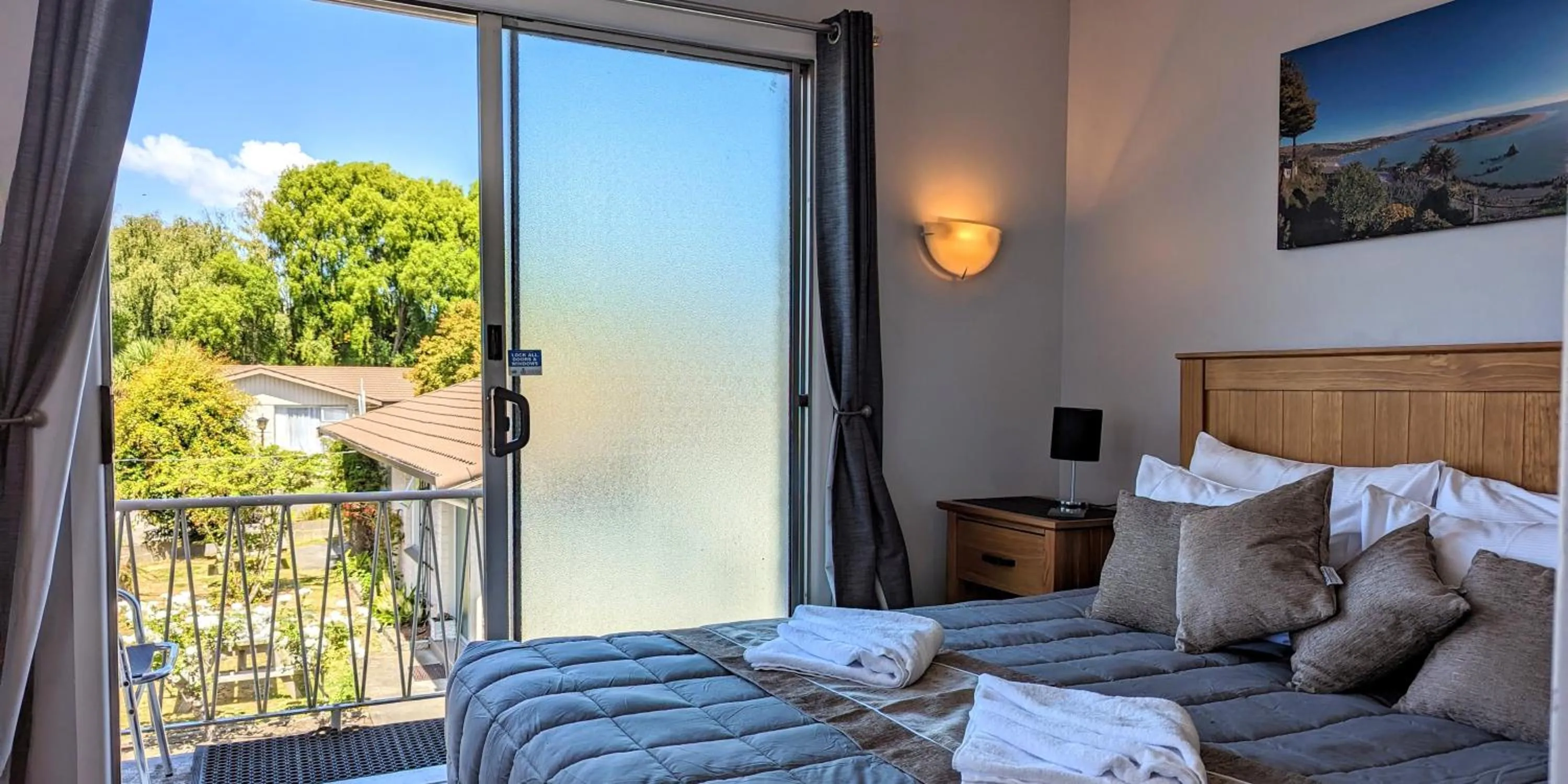 View (from property/room), Bed in Admiral Motel