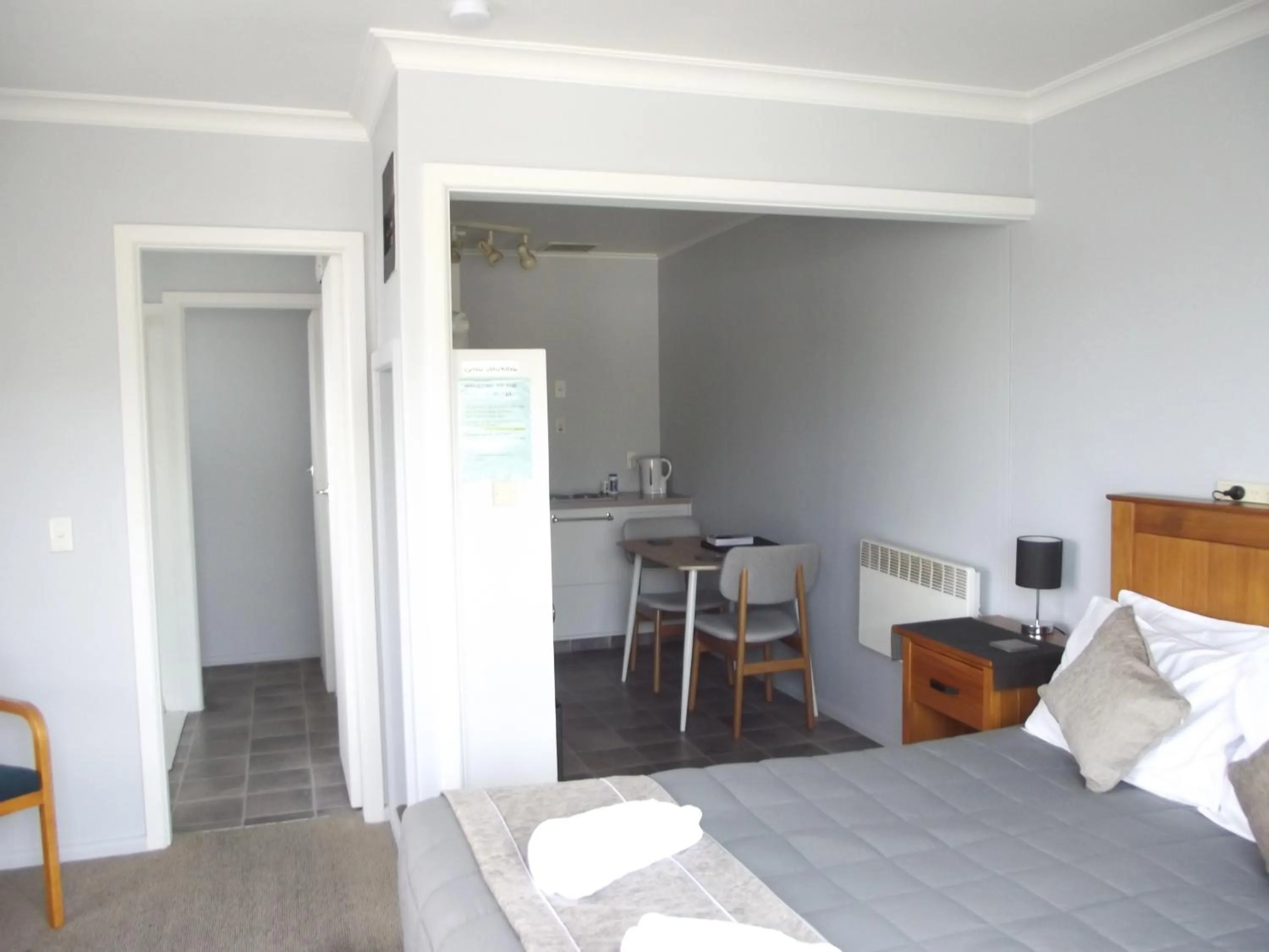 Living room, Bed in Admiral Motel