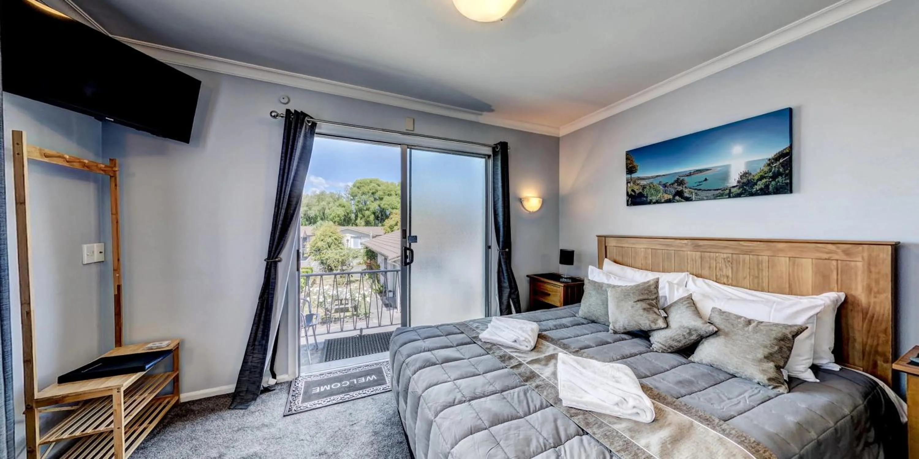 Photo of the whole room, Bed in Admiral Motel