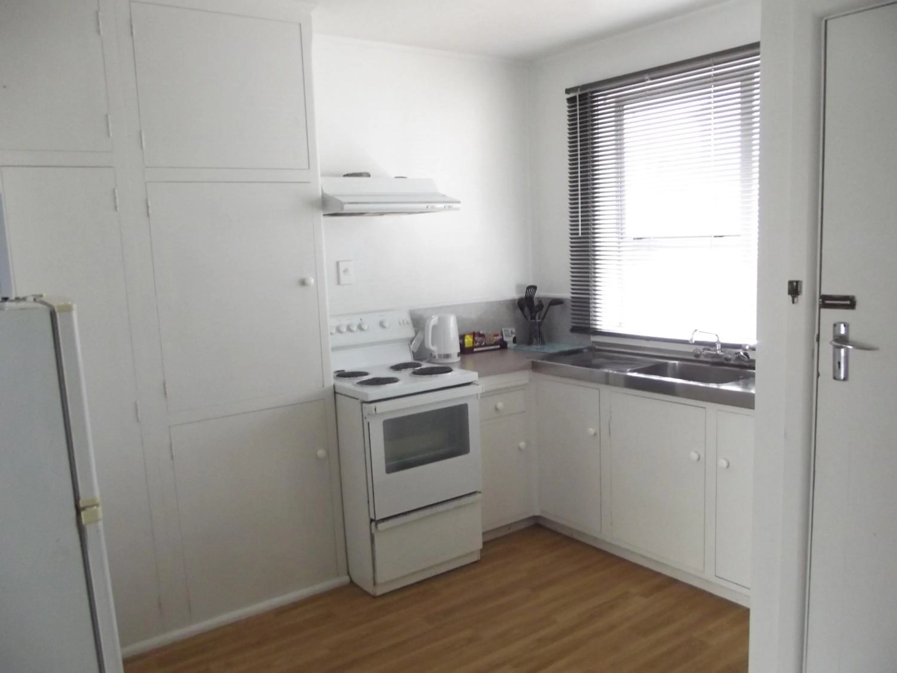 Kitchen or kitchenette in Admiral Motel