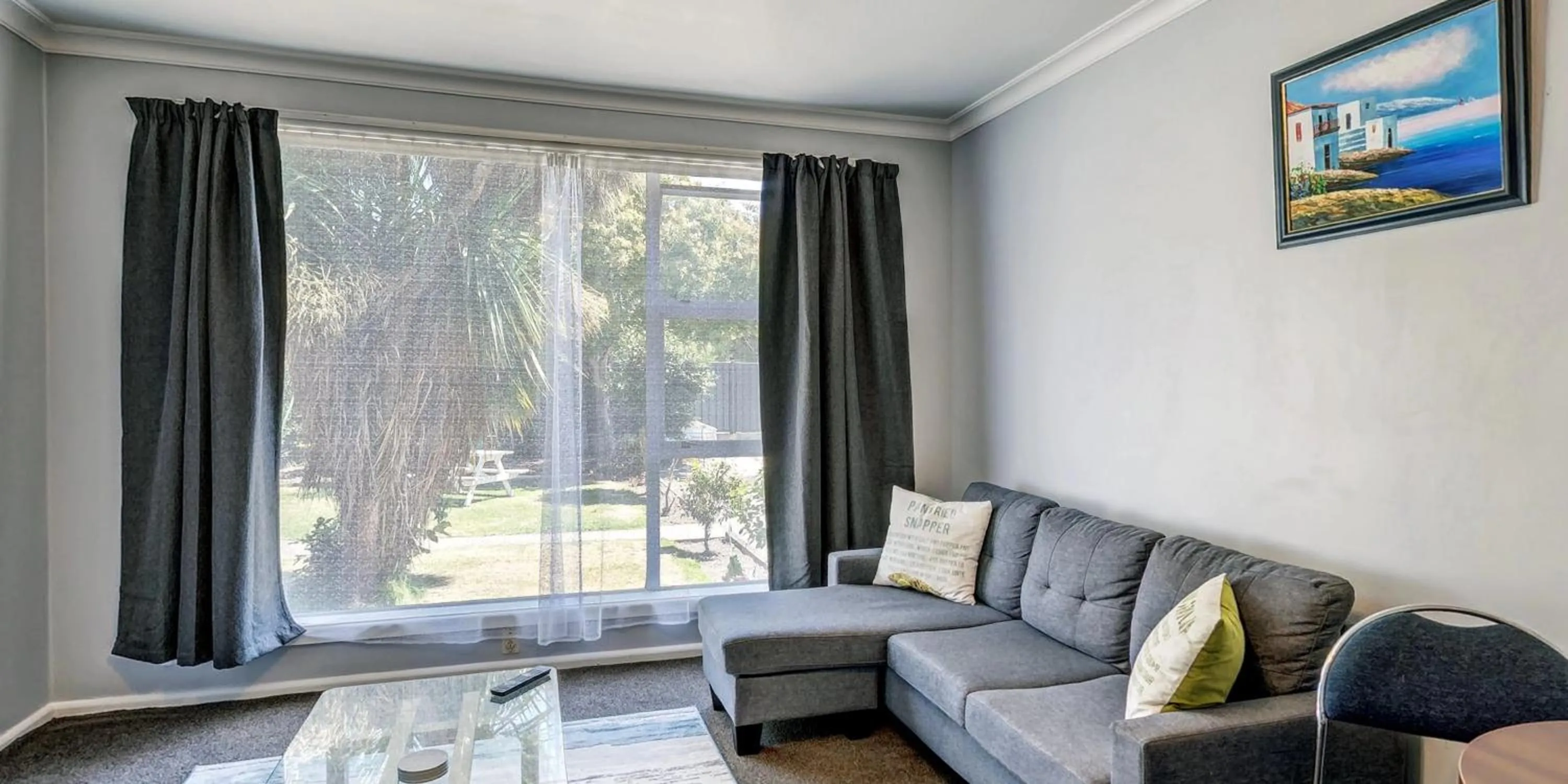 Living room in Admiral Motel