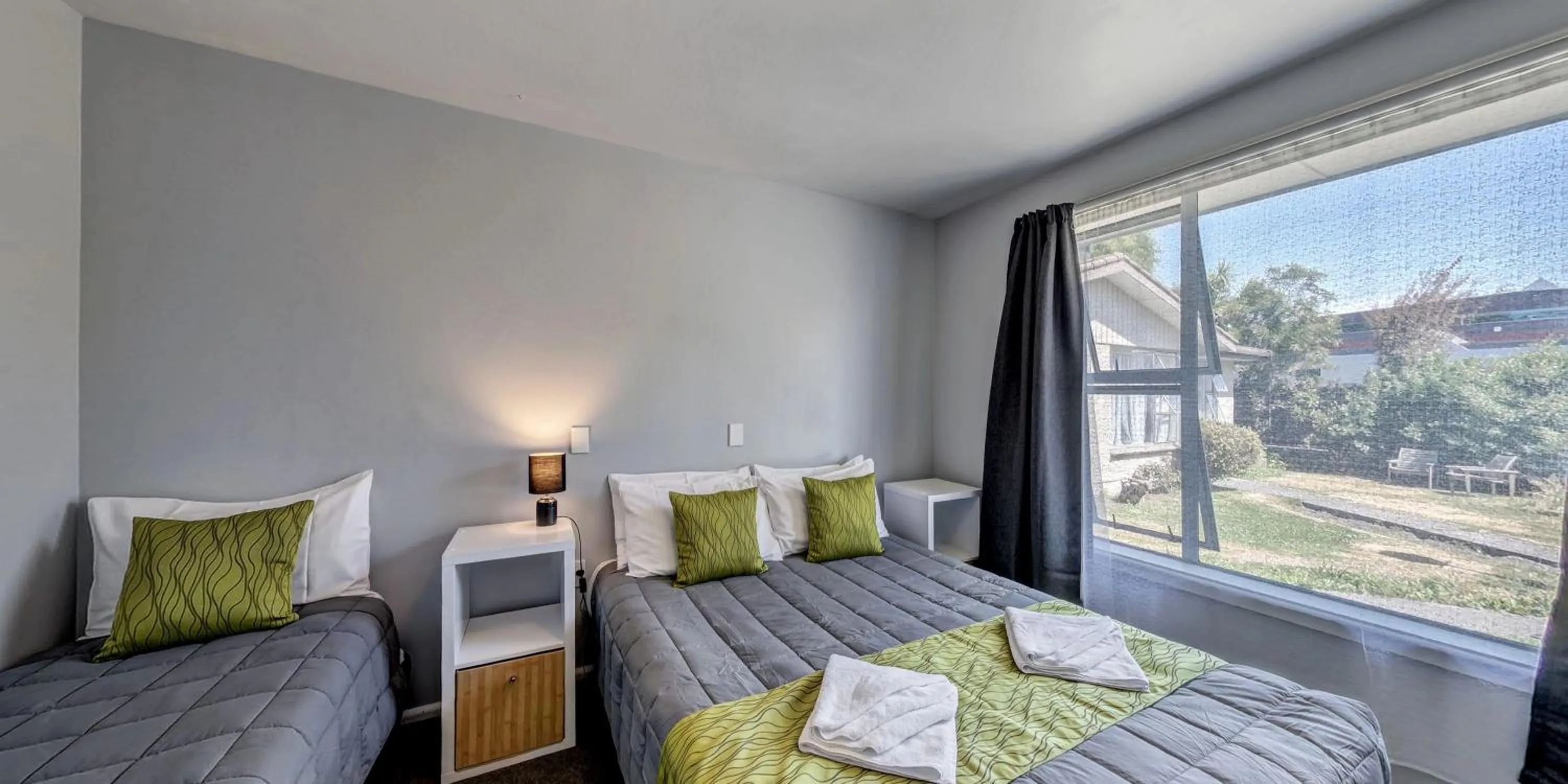 Bedroom, Bed in Admiral Motel