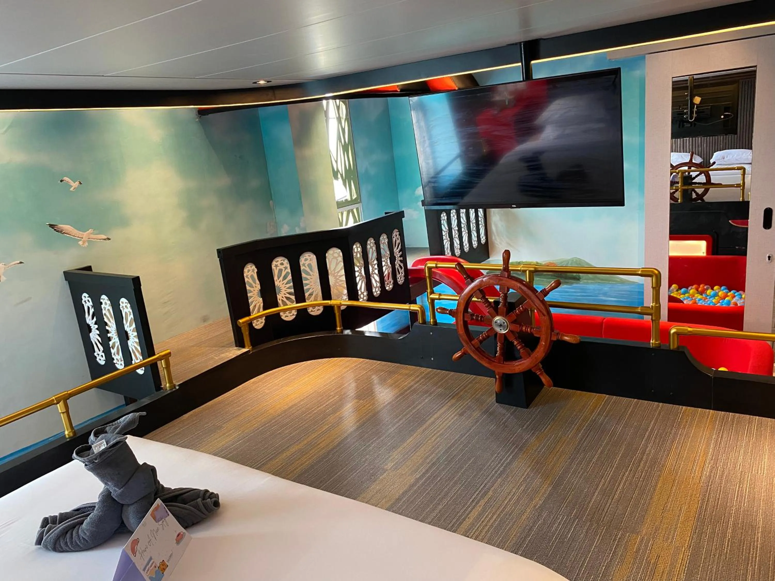 Photo of the whole room, Bed in Avery De Grand City Hotel Bandung