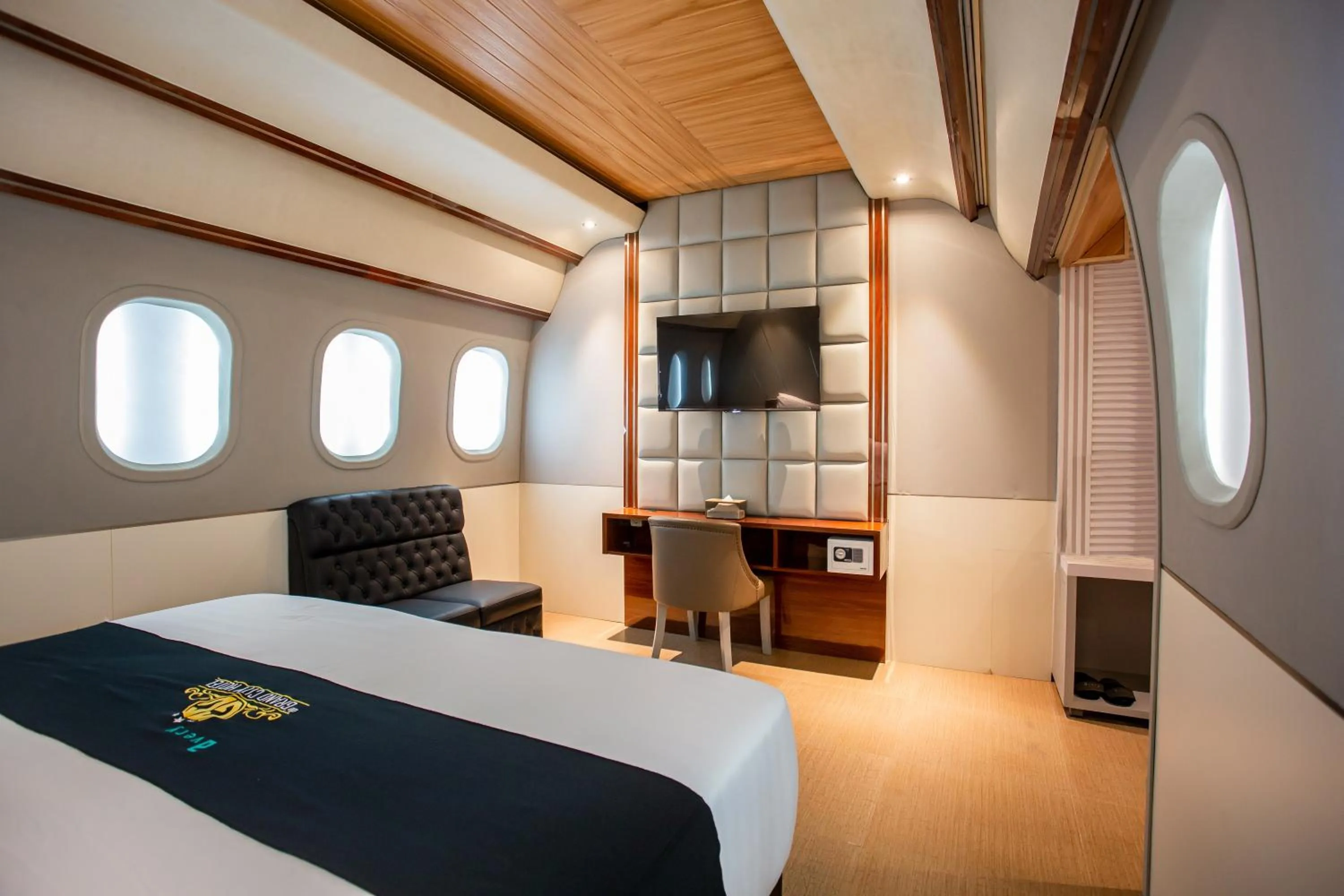 TV and multimedia, Bed in Avery De Grand City Hotel Bandung