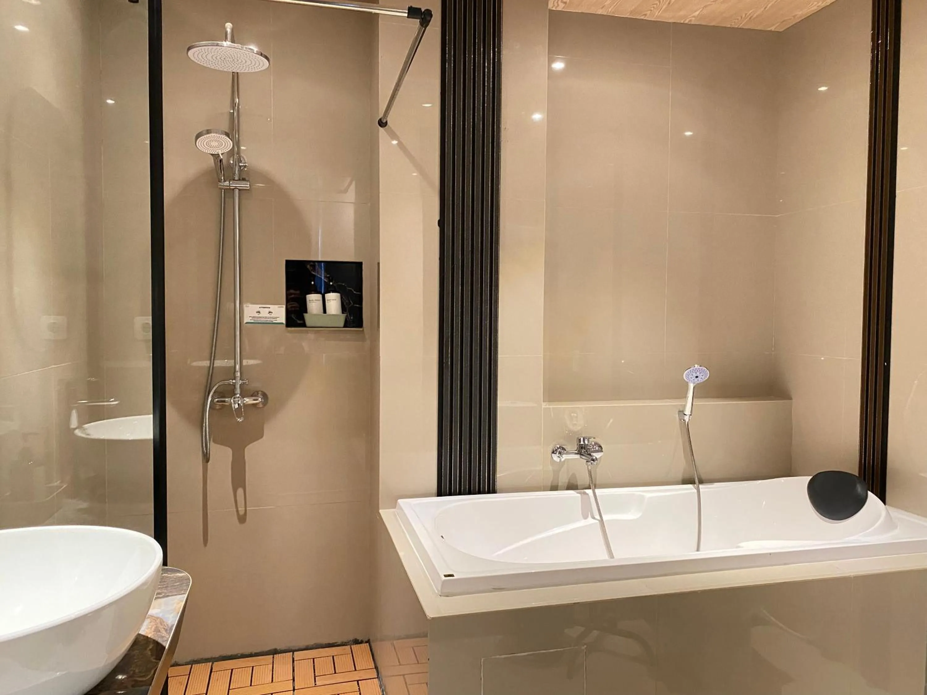 Shower in Avery De Grand City Hotel Bandung