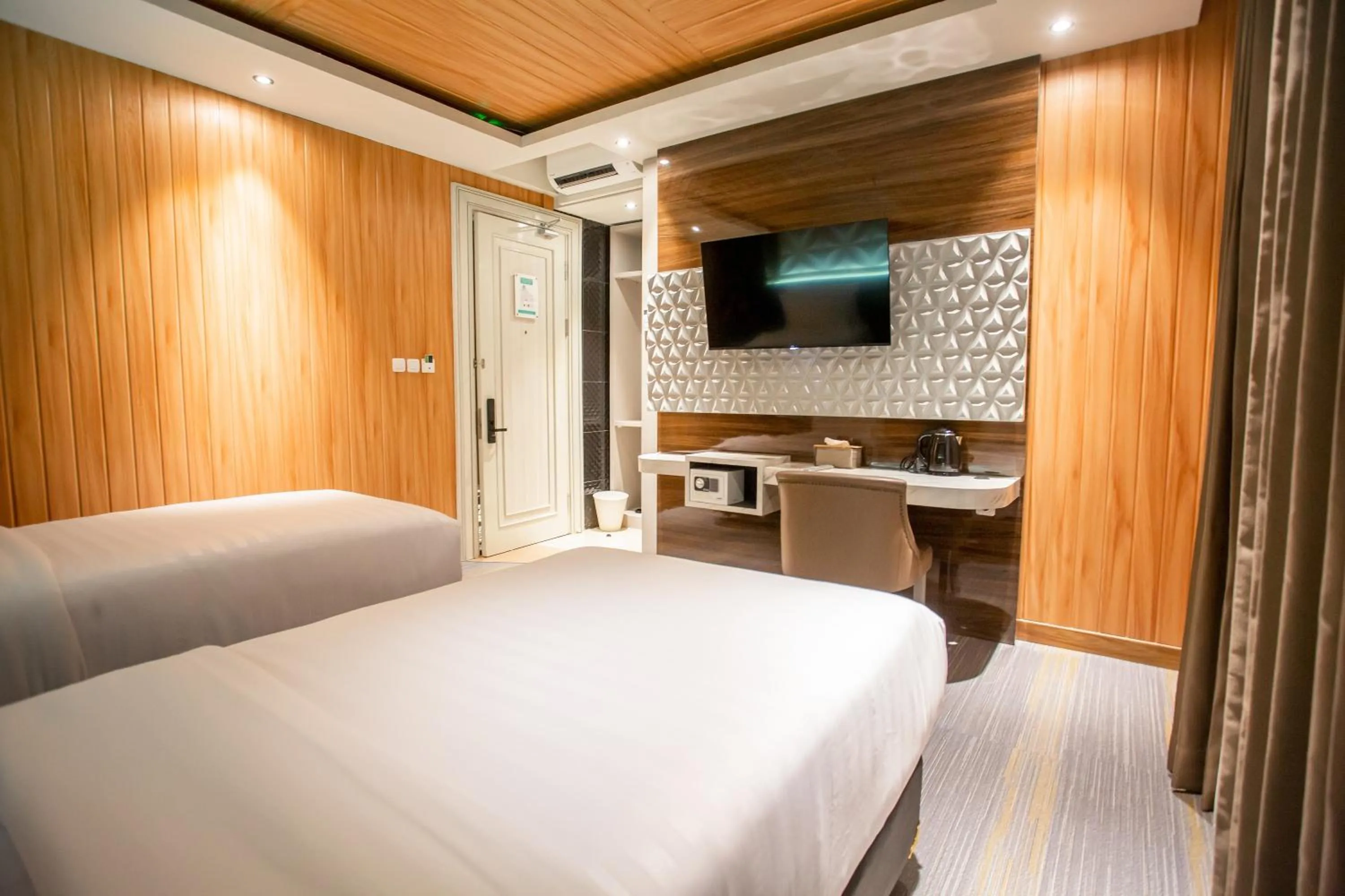 TV and multimedia, Bed in Avery De Grand City Hotel Bandung