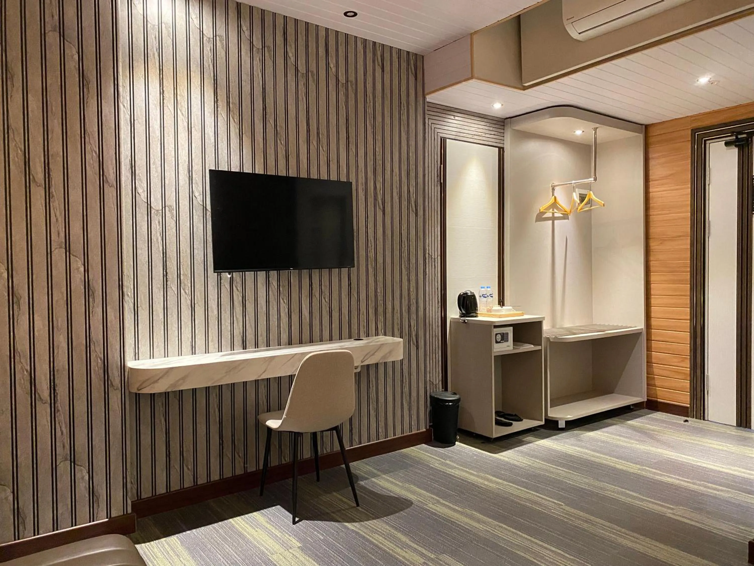 Seating area in Avery De Grand City Hotel Bandung