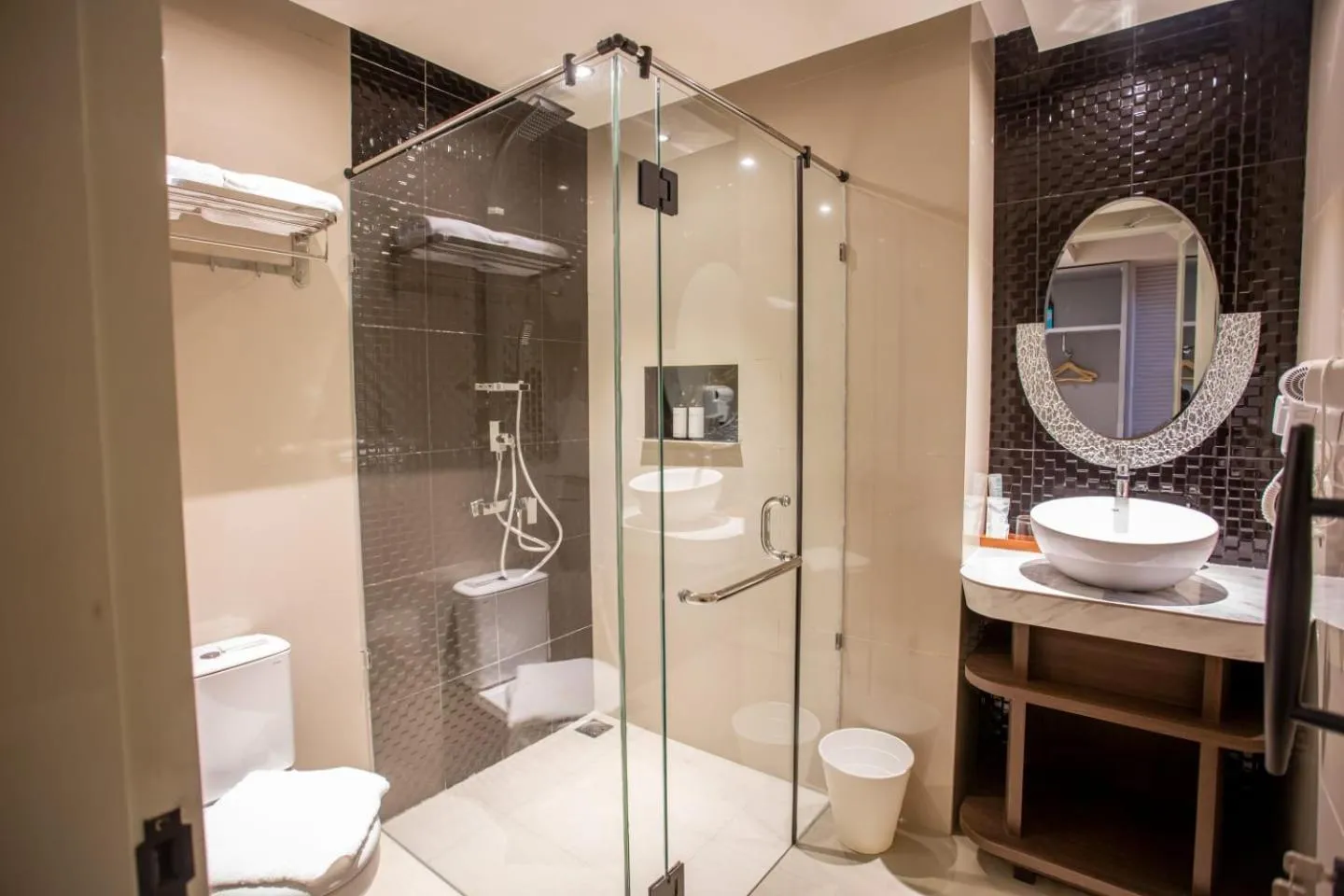 Shower in Avery De Grand City Hotel Bandung