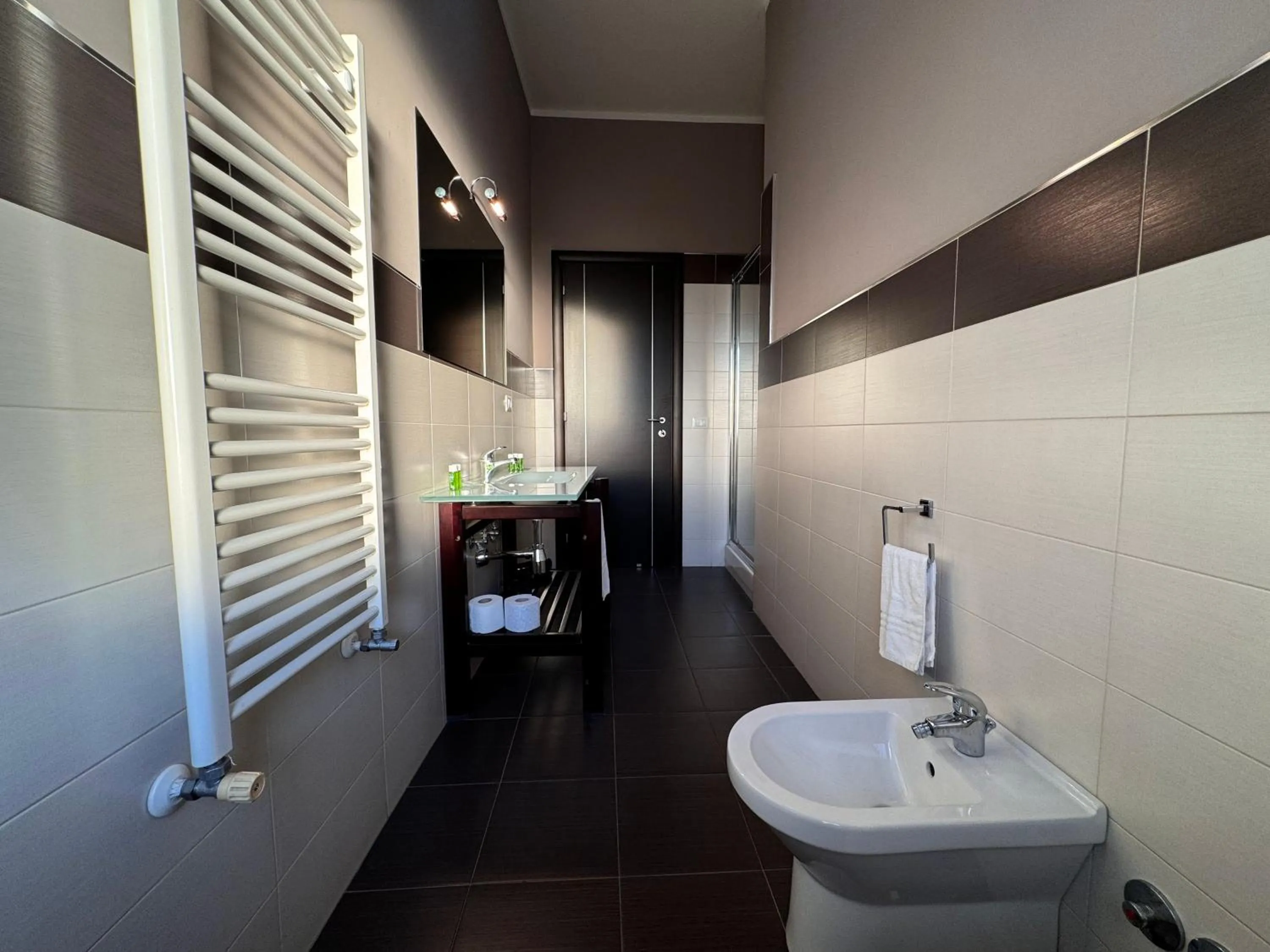 Shower in Brain Rooms - Centro Città, Pulizia Giornaliera, Colazione Inclusa