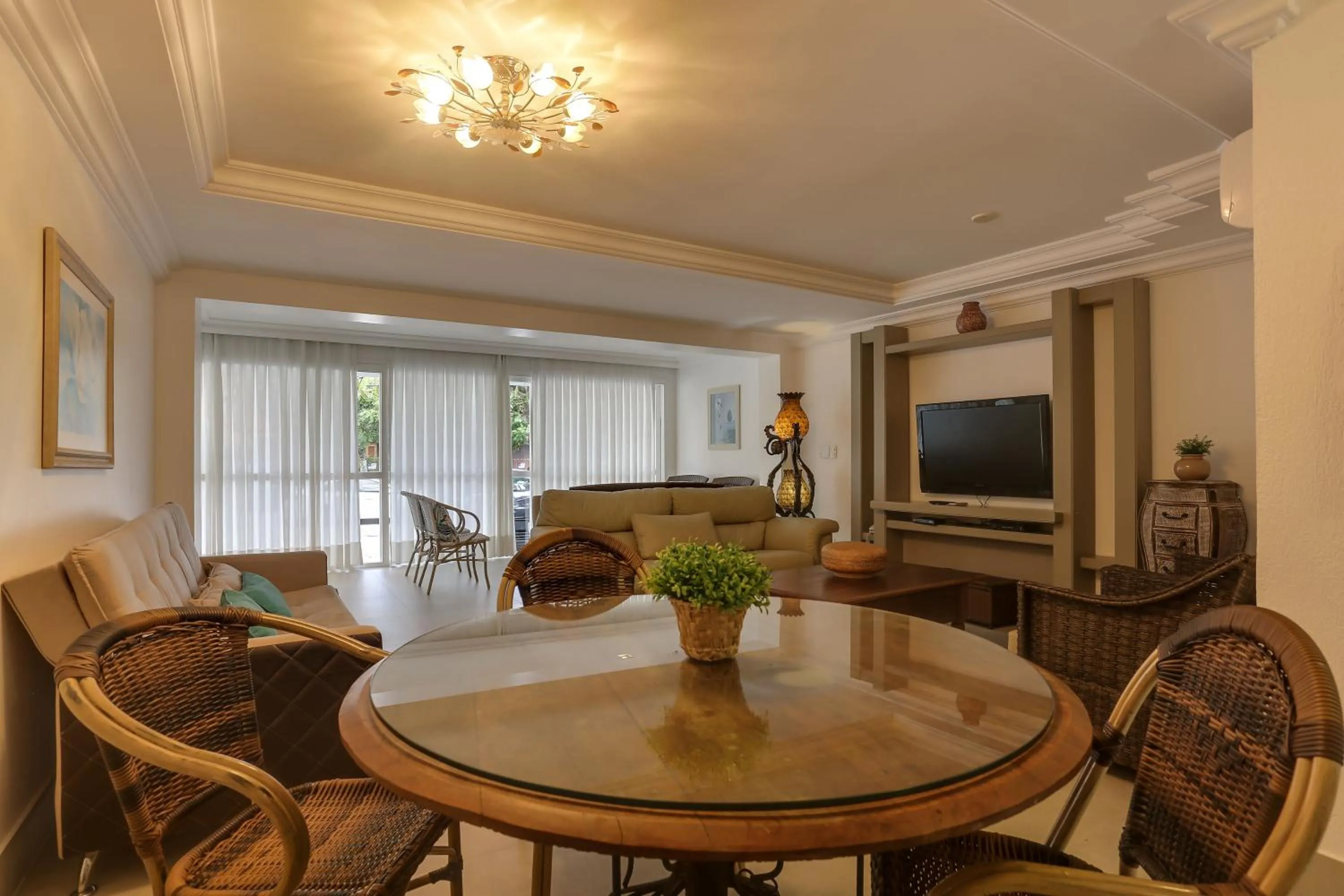 Communal lounge/ TV room in Villas Jurerê Residences