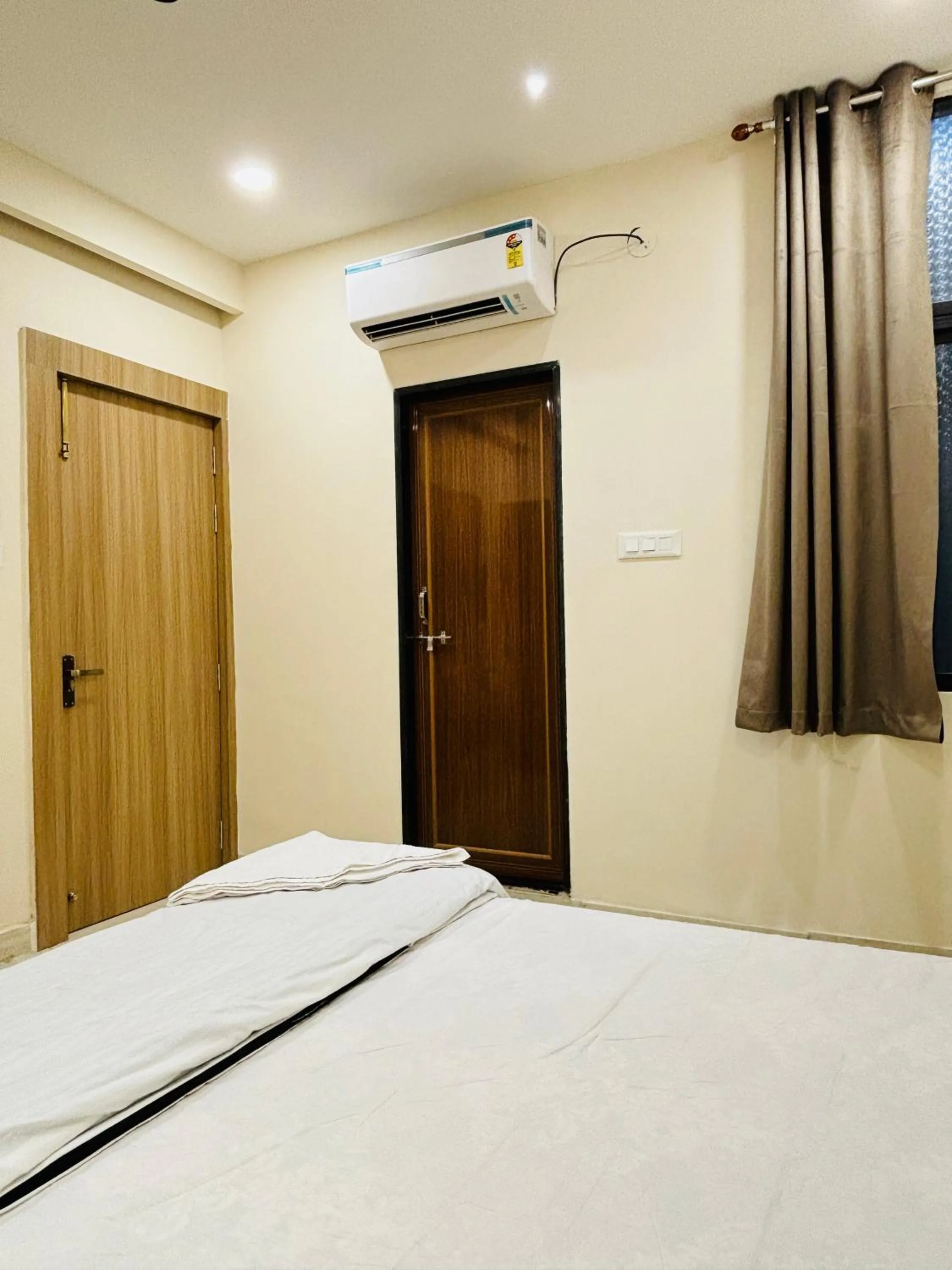 air conditioner, Bed in Hotel Shreegopal