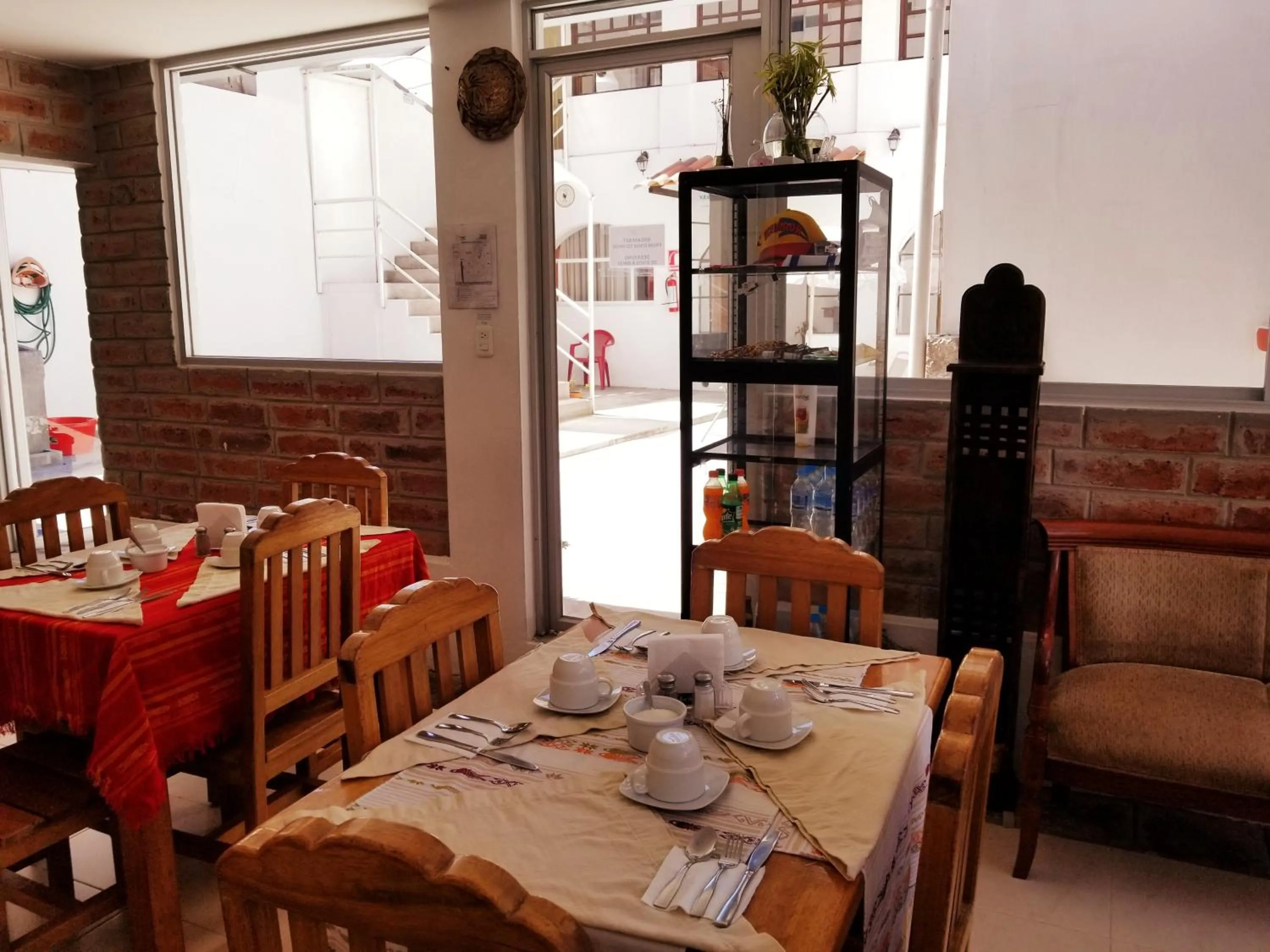 Restaurant/places to eat in Heritage Inn