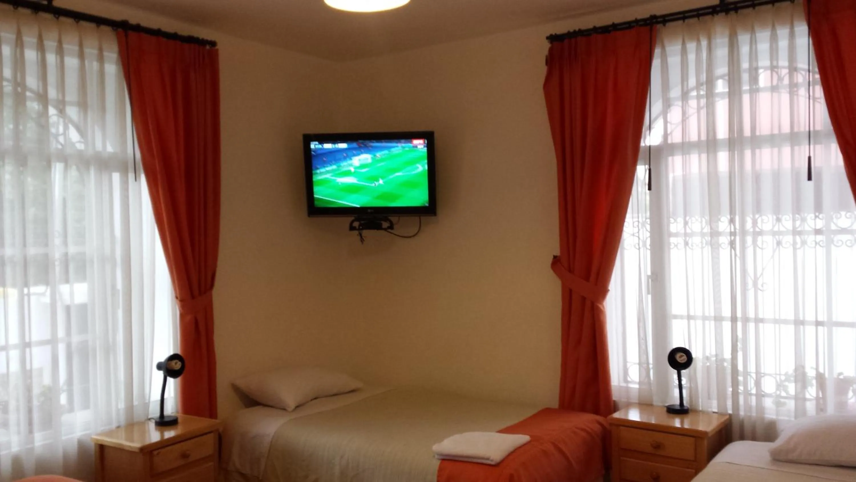 Photo of the whole room, Bed in Heritage Inn