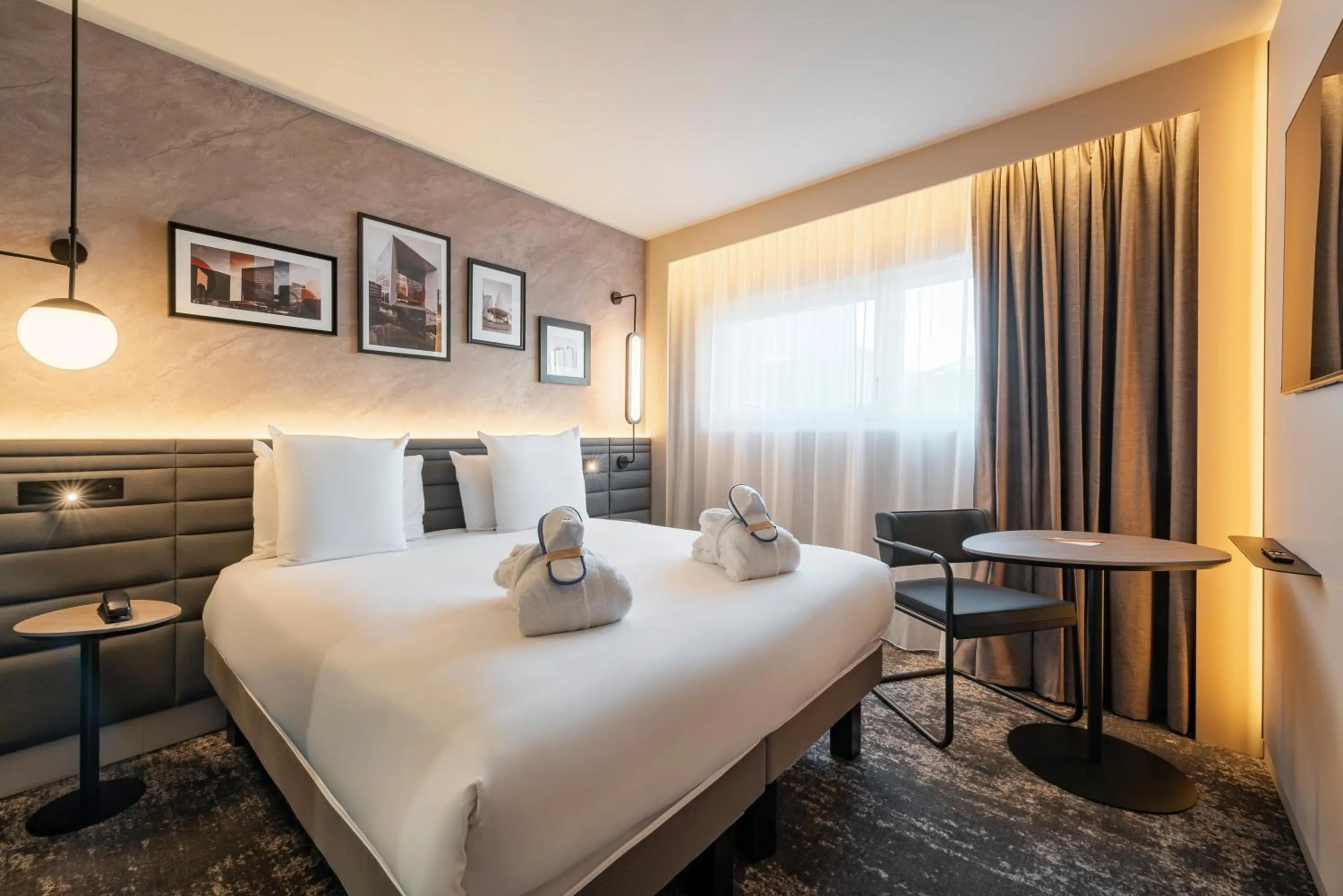 Photo of the whole room, Bed in Novotel Paris La Défense Nanterre