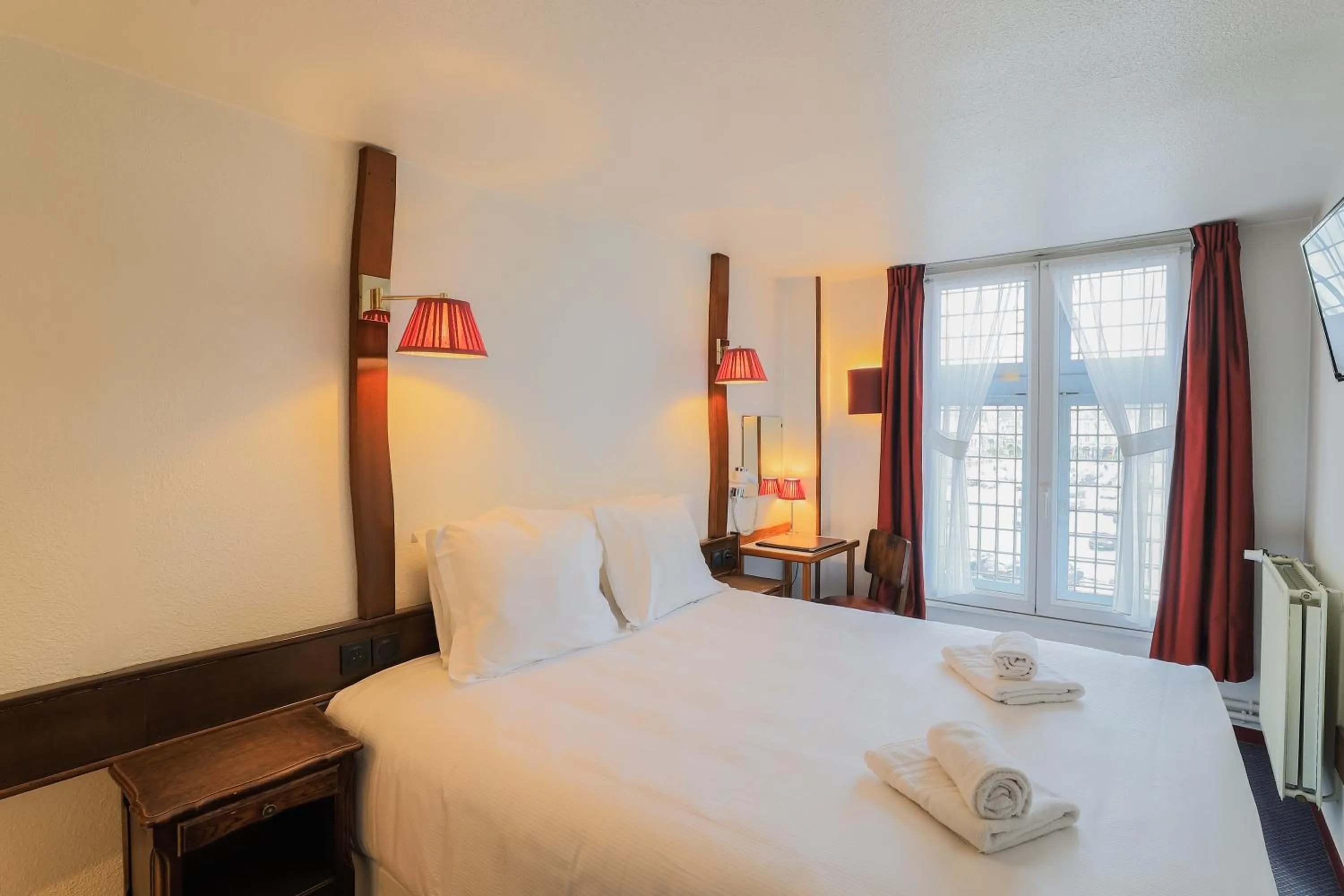 Bedroom, Bed in Hôtel Les Trois Luppars