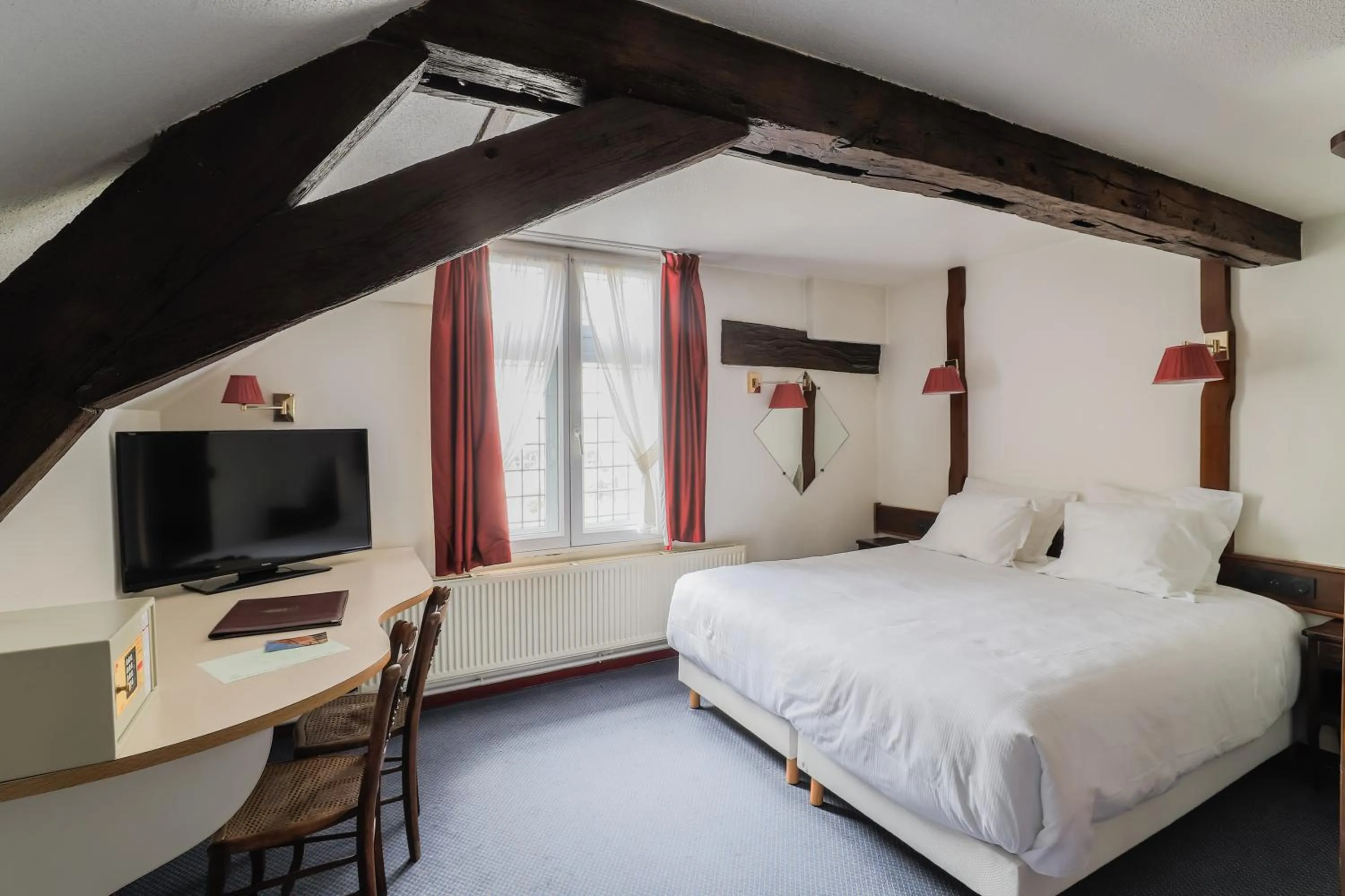 Photo of the whole room, Bed in Hôtel Les Trois Luppars