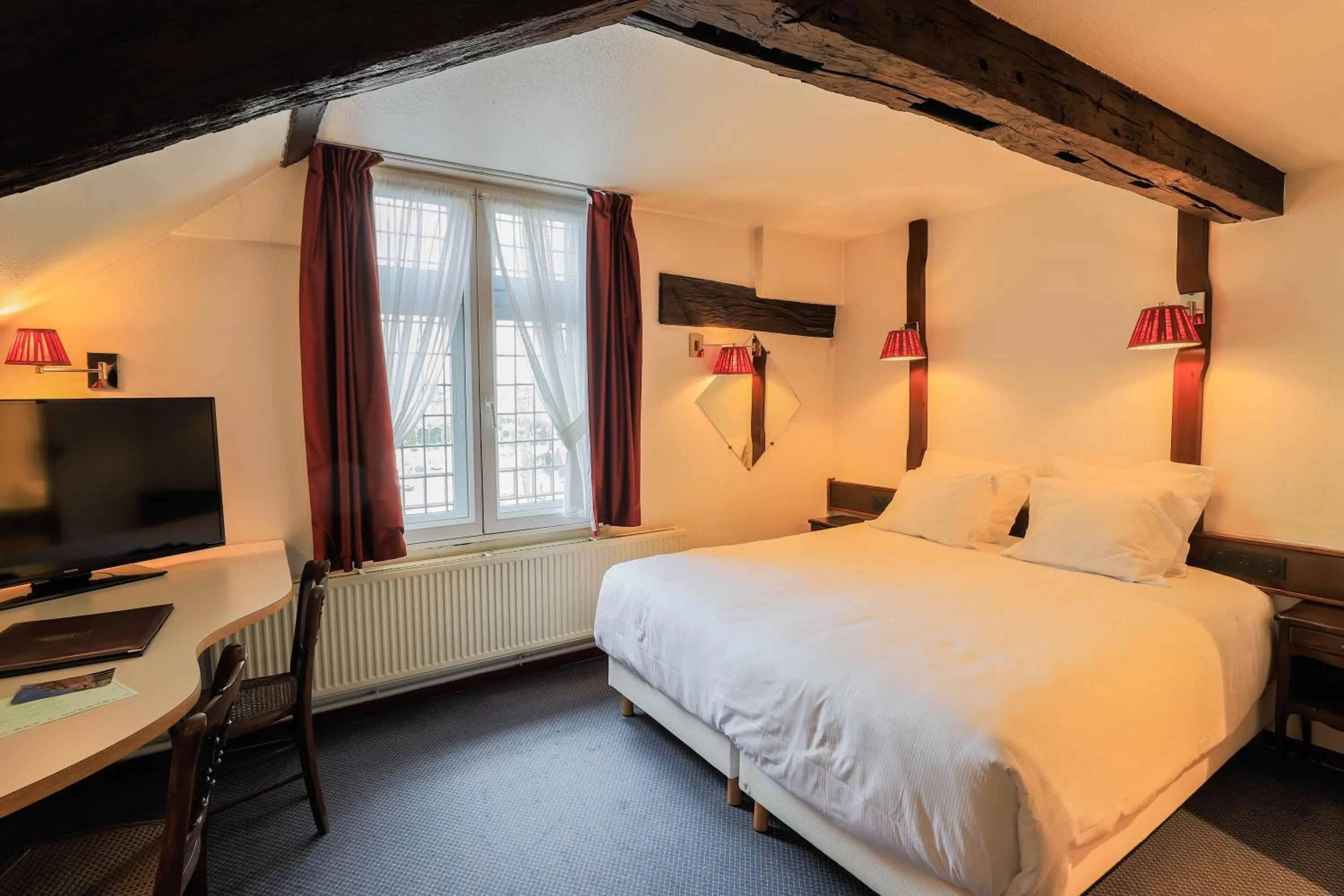 Bedroom, Bed in Hôtel Les Trois Luppars