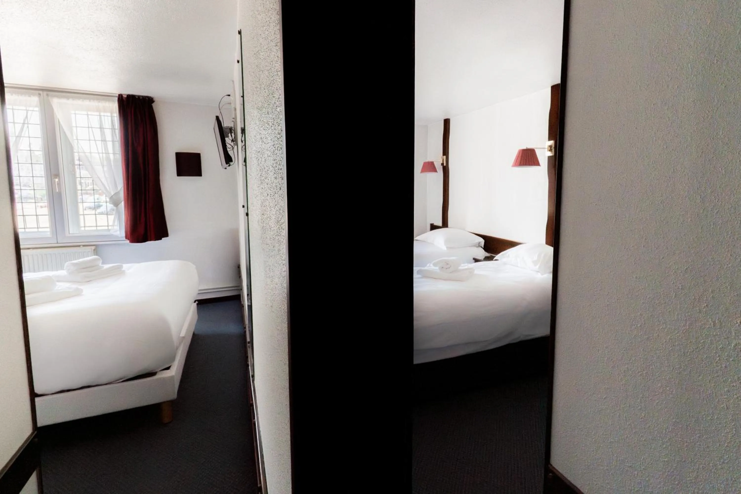 Bedroom, Bed in Hôtel Les Trois Luppars