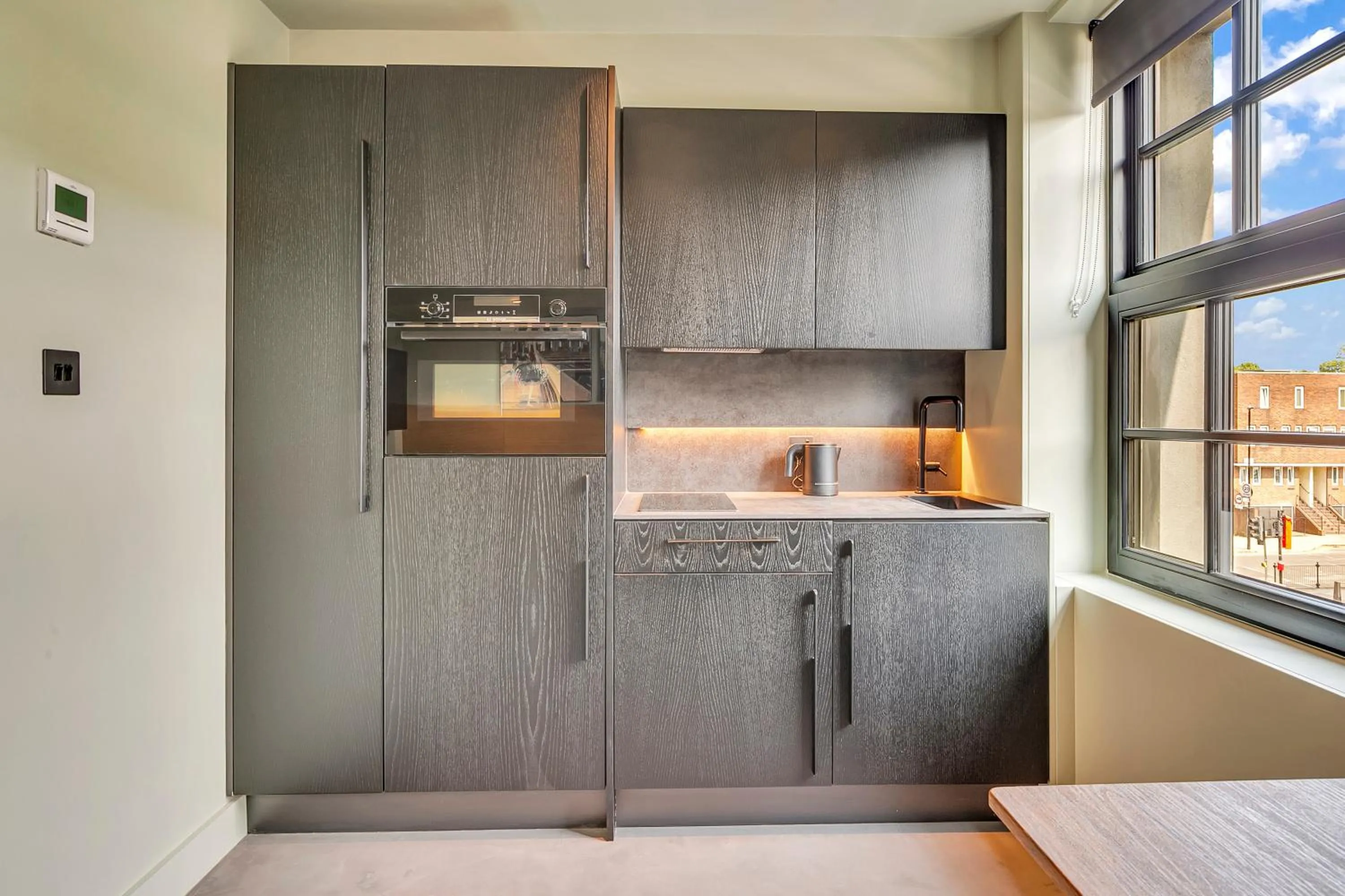 Kitchen or kitchenette in Kings House Apartments