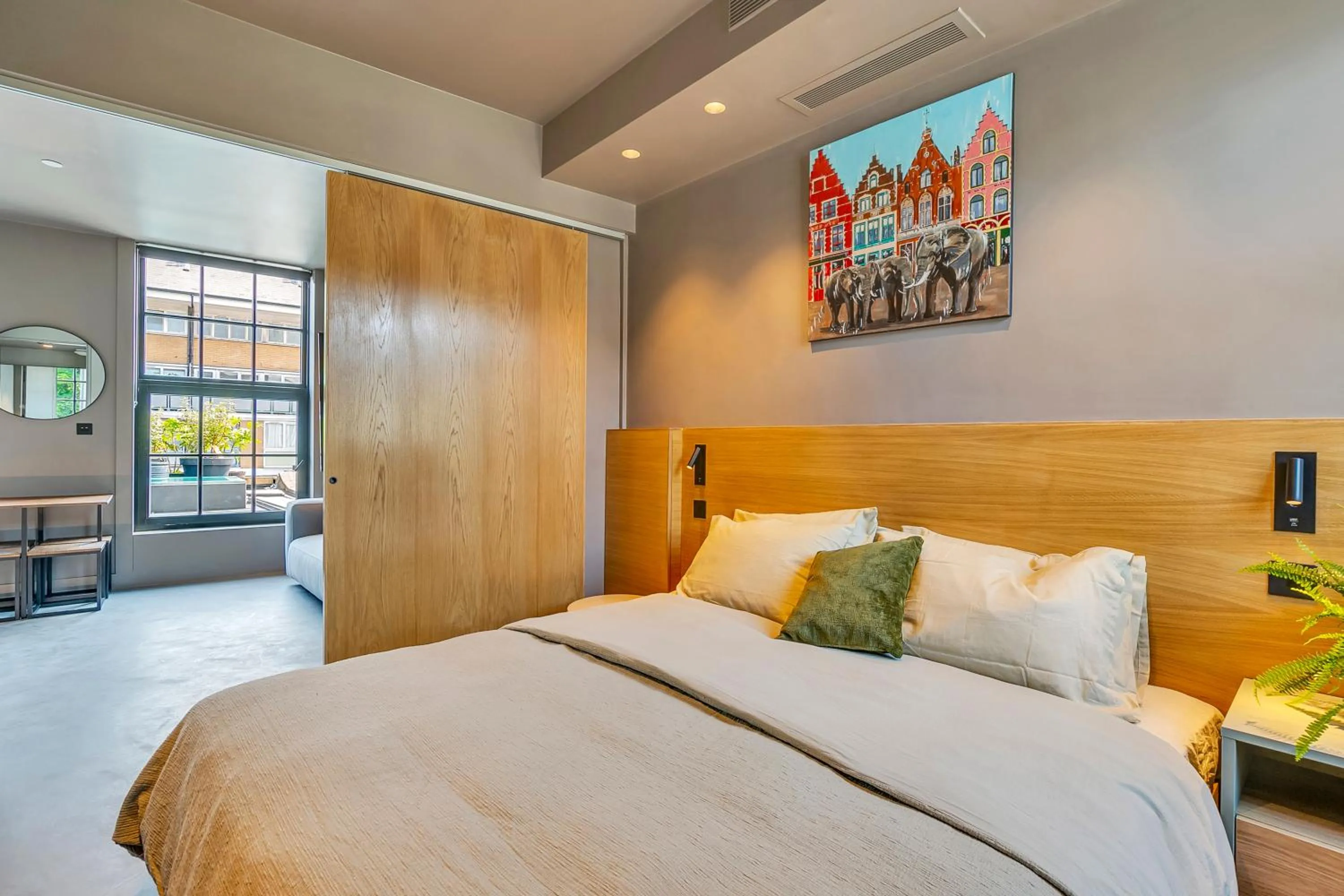 Bedroom, Bed in Kings House Apartments