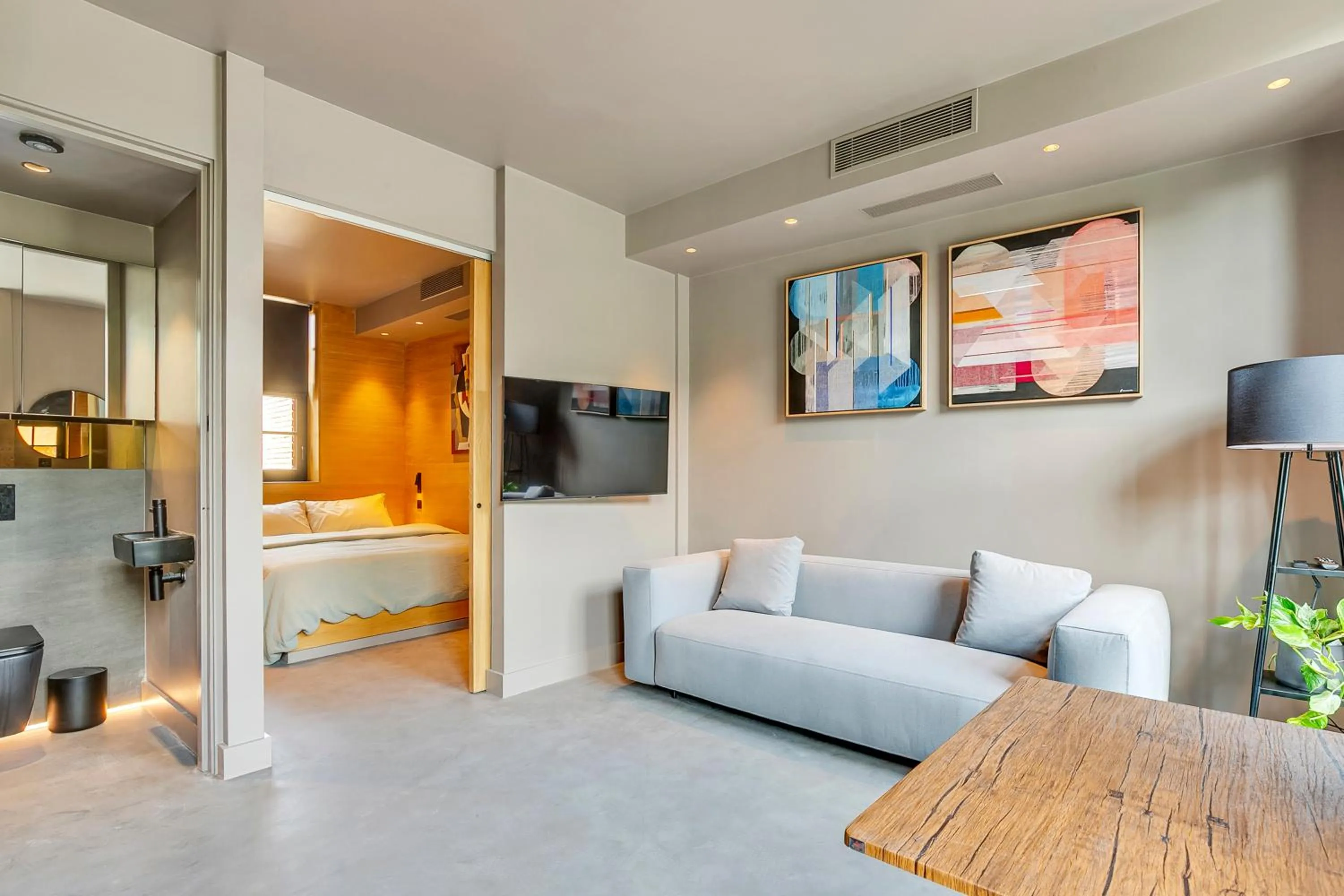 Photo of the whole room in Kings House Apartments