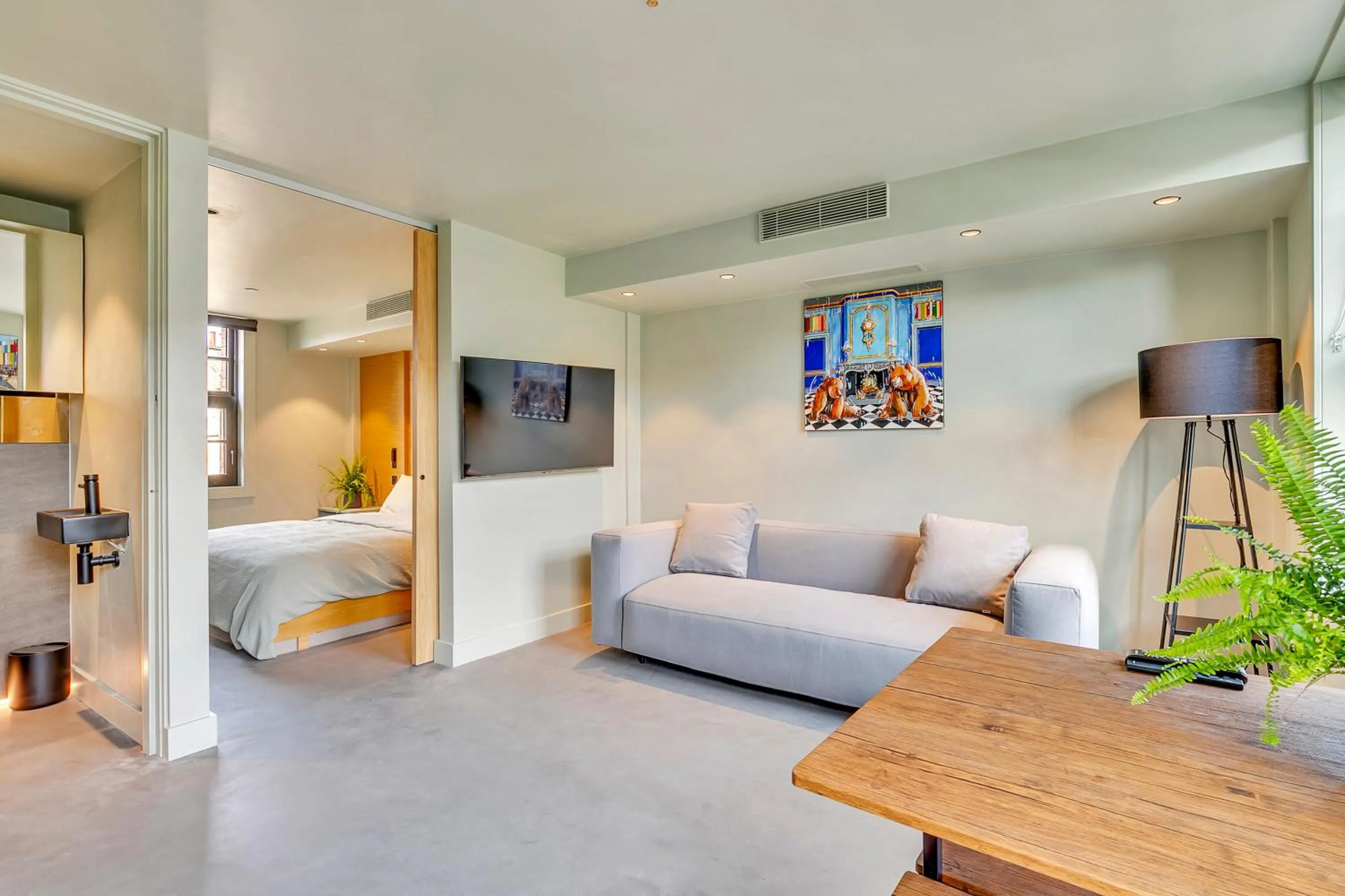 Photo of the whole room, Bed in Kings House Apartments