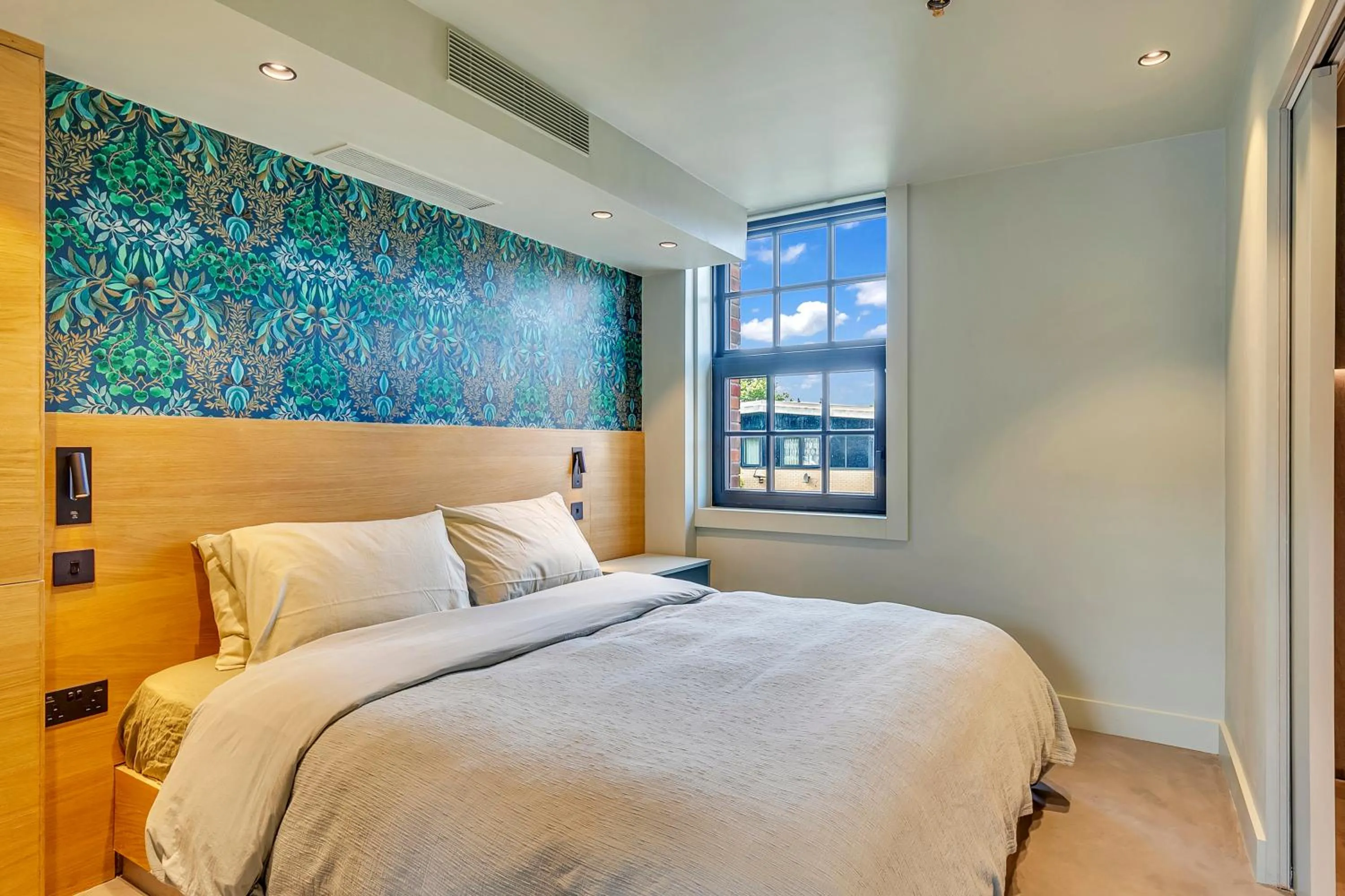 Bedroom, Bed in Kings House Apartments